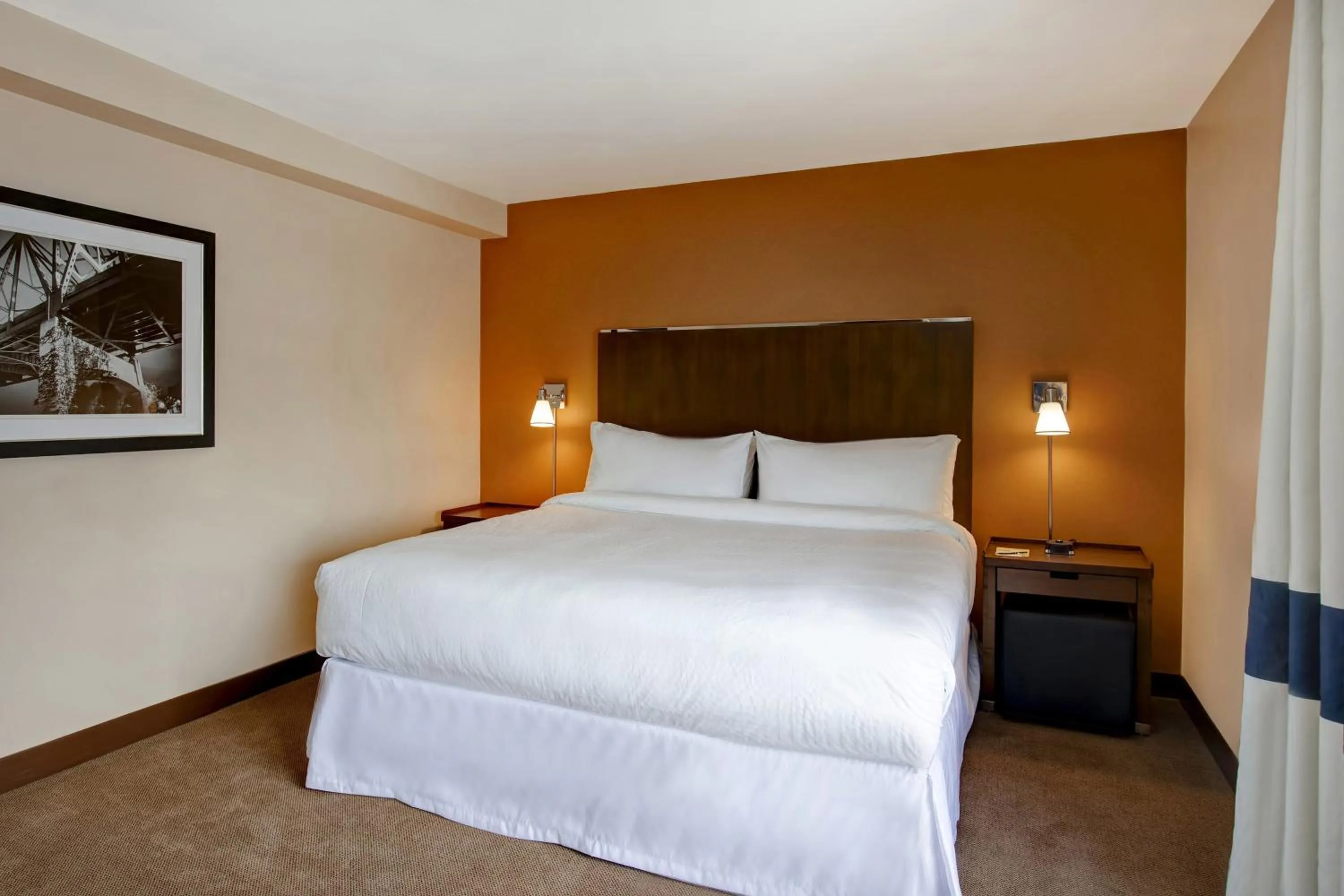 Photo of the whole room, Bed in Four Points by Sheraton Peoria