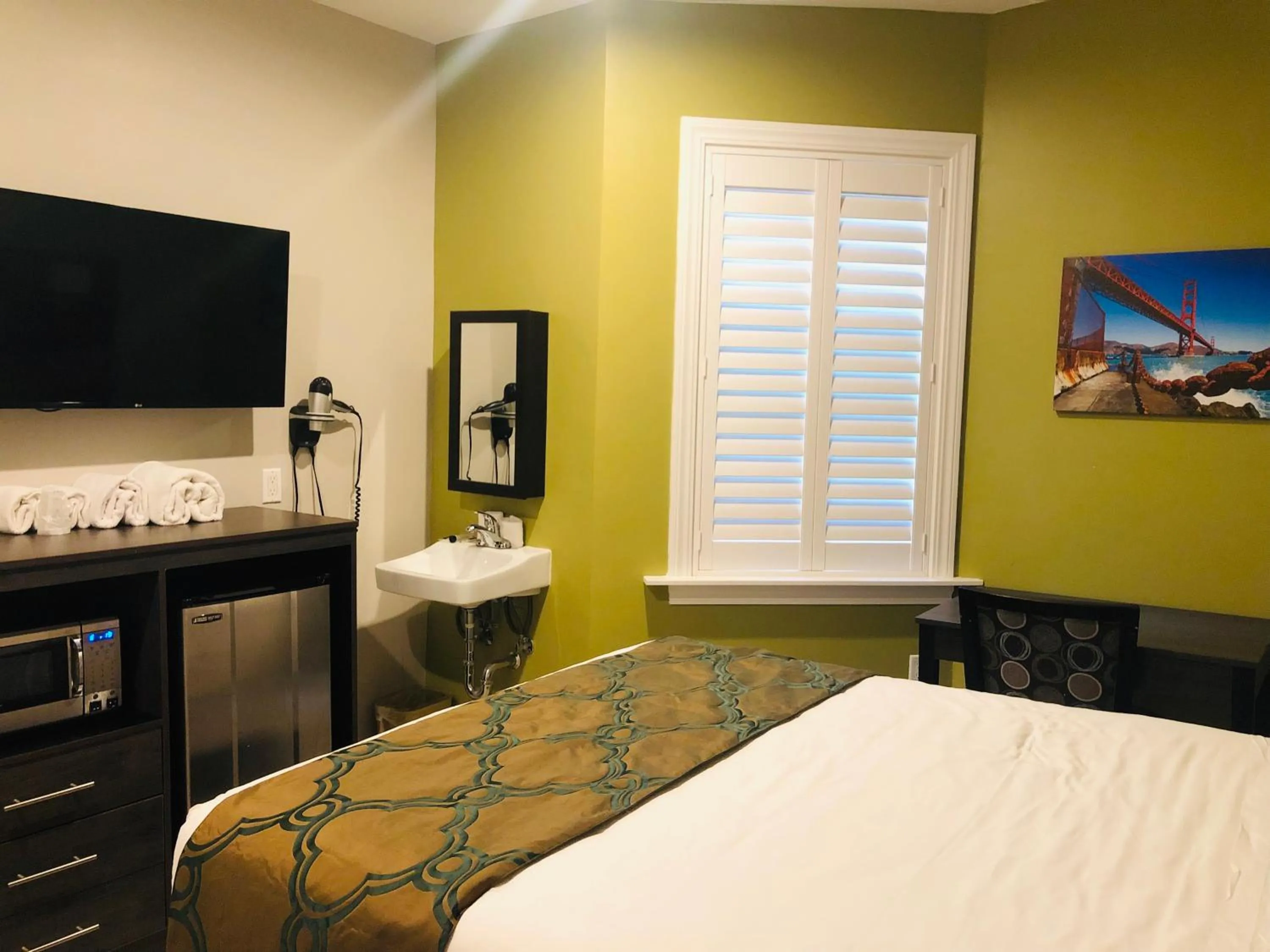 Photo of the whole room, Bed in Bay Hotel