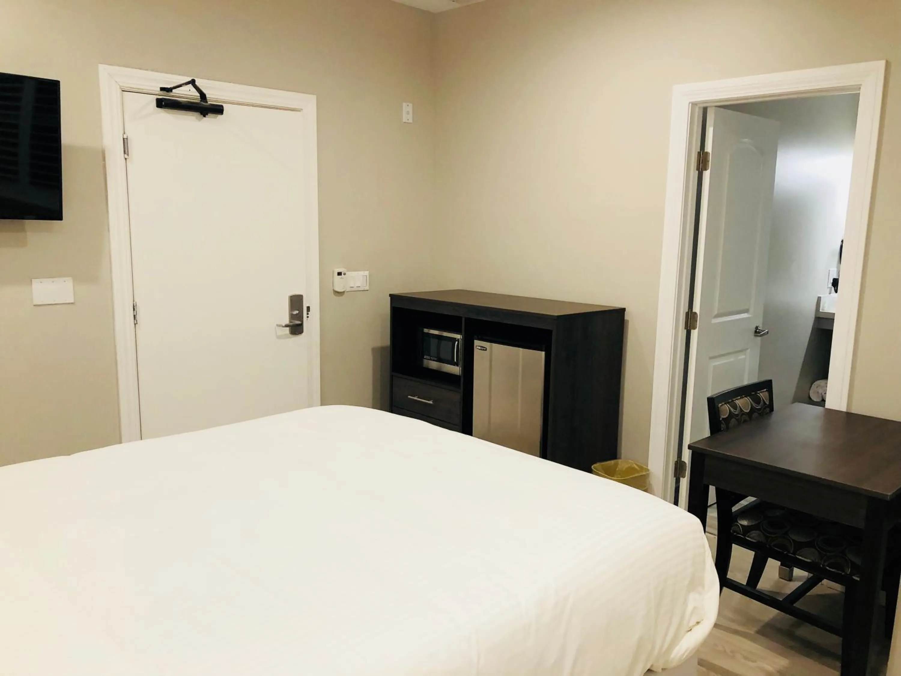 Photo of the whole room, Bed in Bay Hotel