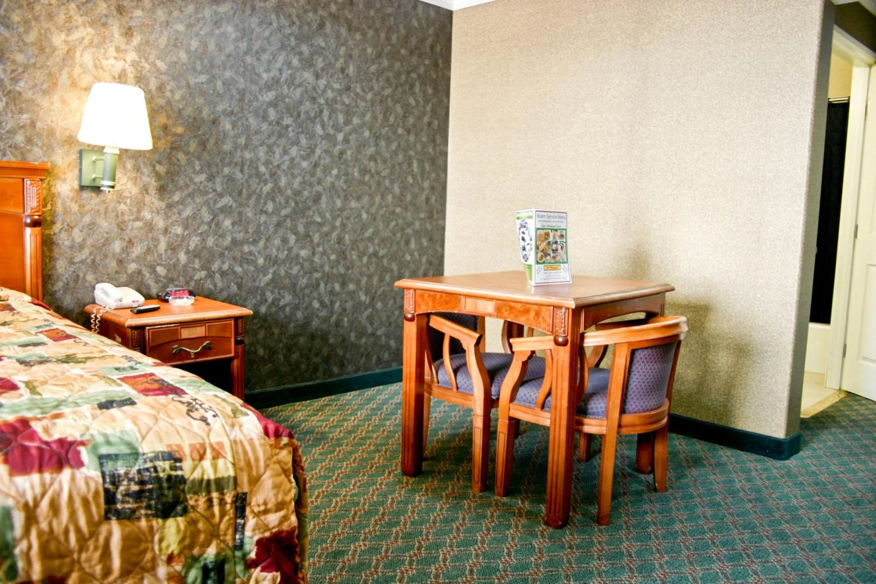 Seating area, Bed in Crystal Inn Suites & Spas