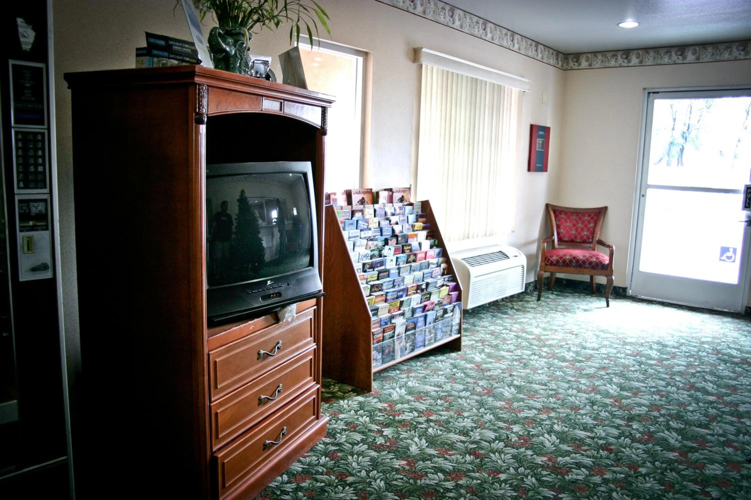 TV and multimedia in Crystal Inn Suites & Spas