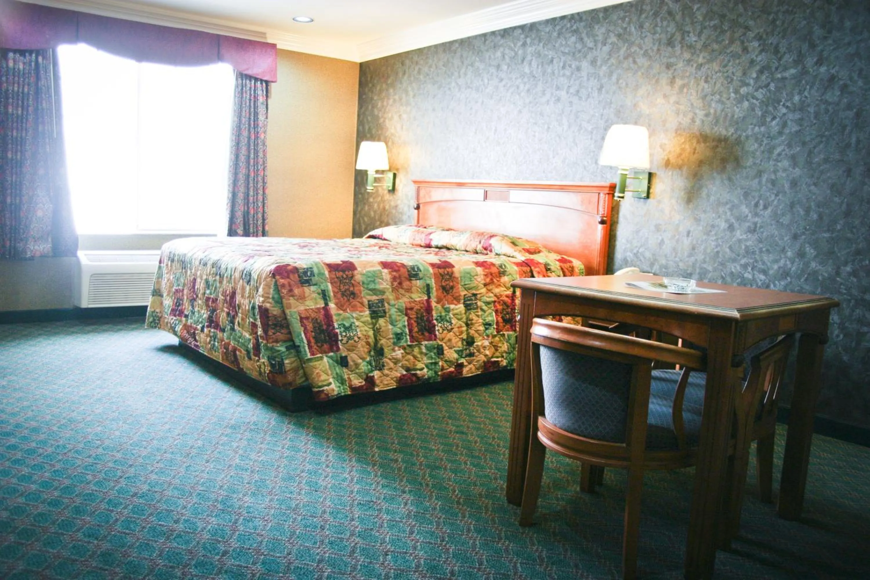 Bed in Crystal Inn Suites & Spas