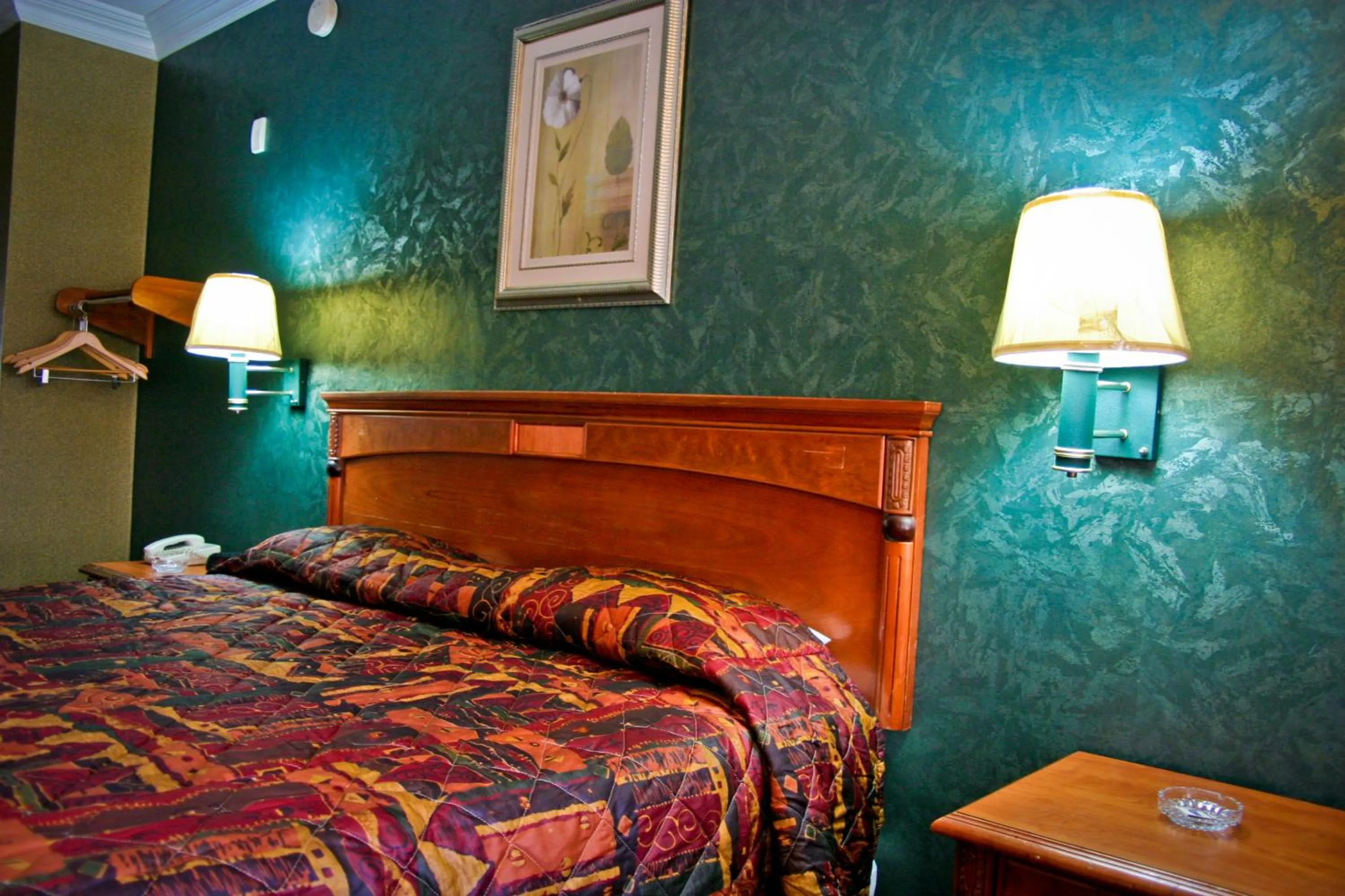 Bed in Crystal Inn Suites & Spas