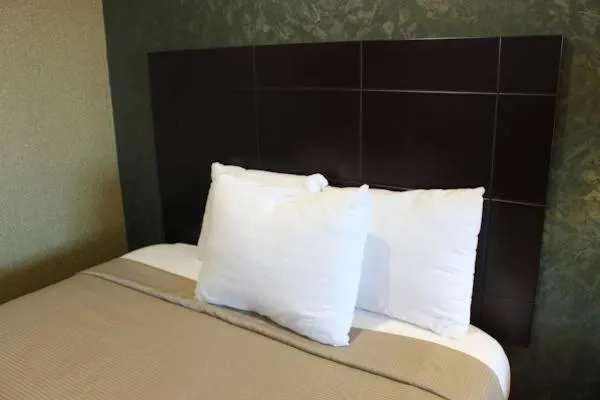 Bed in Crystal Inn Suites & Spas