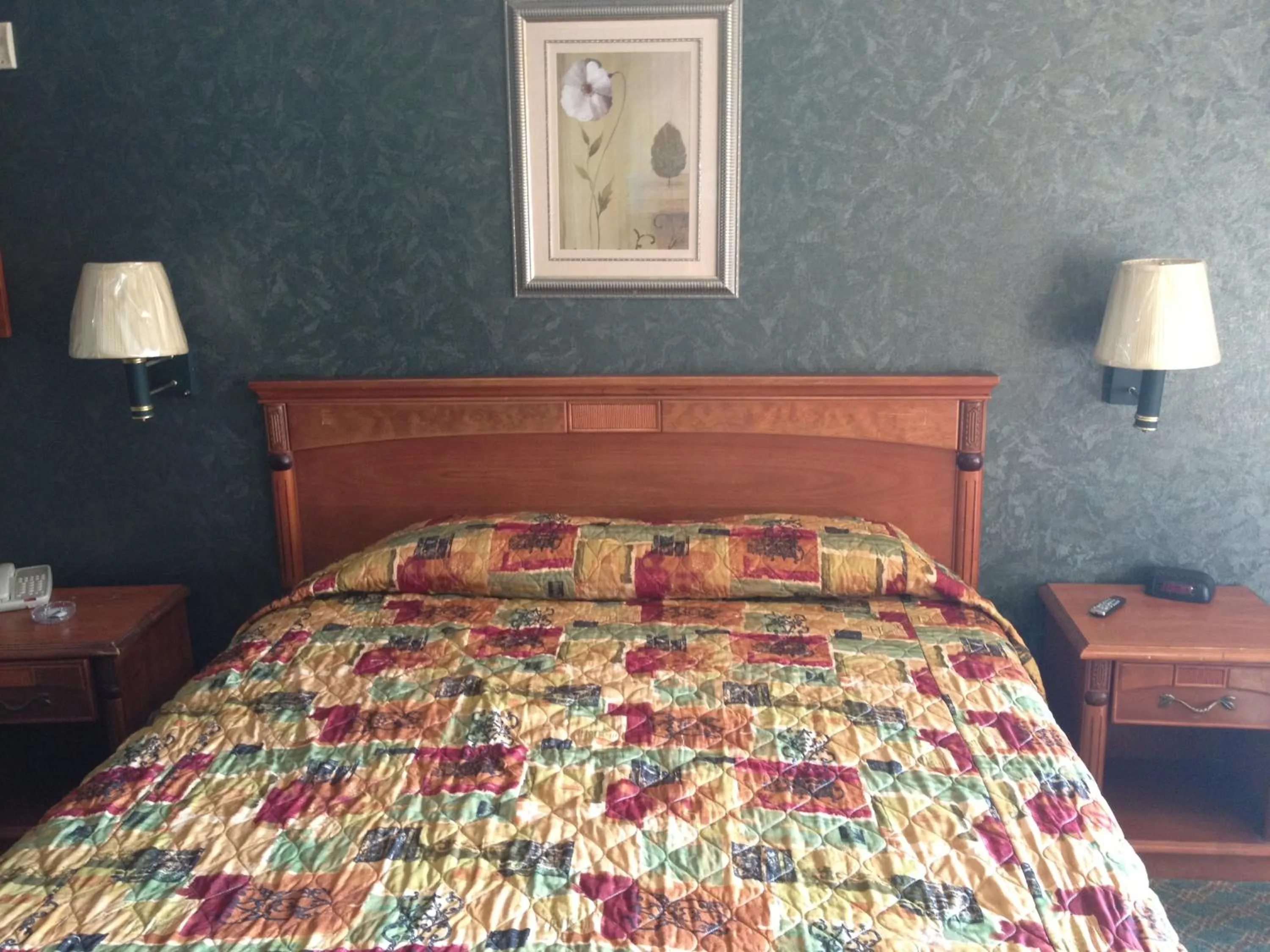 Bed in Crystal Inn Suites & Spas