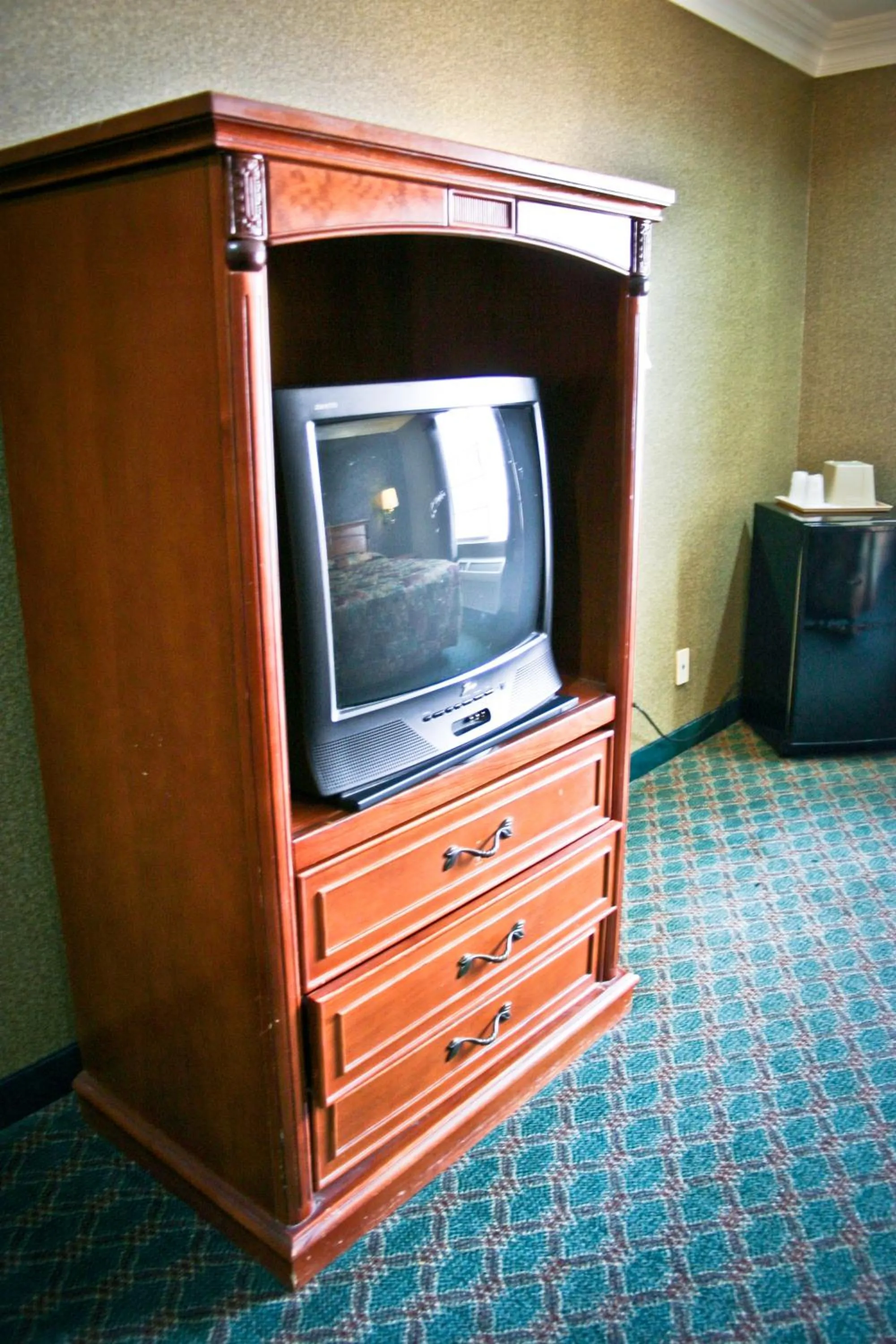 TV and multimedia in Crystal Inn Suites & Spas