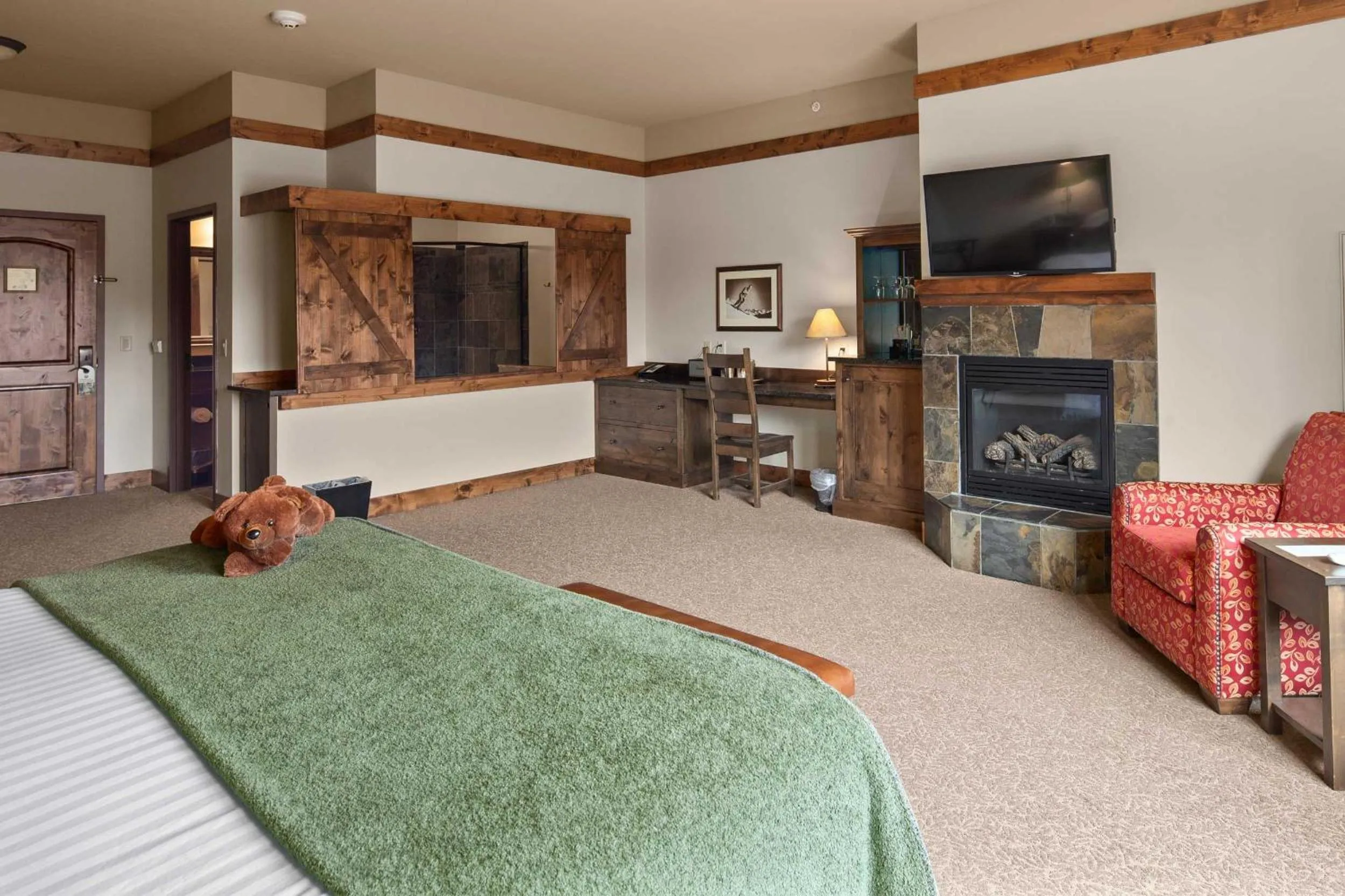 Living room, Bed in Lodge at Whitefish Lake