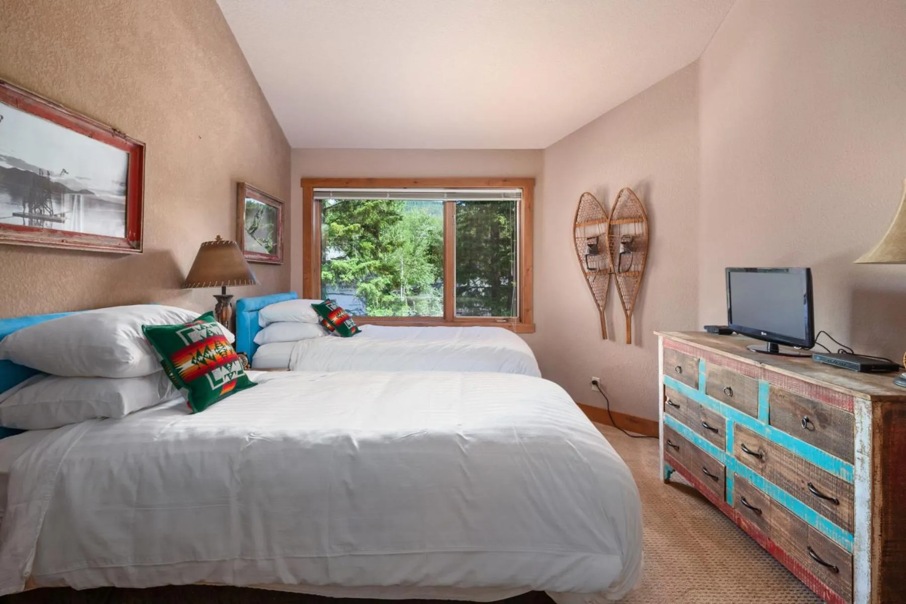 Bedroom, Bed in Lodge at Whitefish Lake