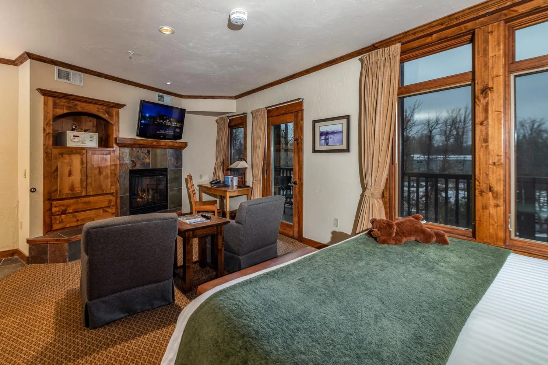 TV and multimedia, Bed in Lodge at Whitefish Lake