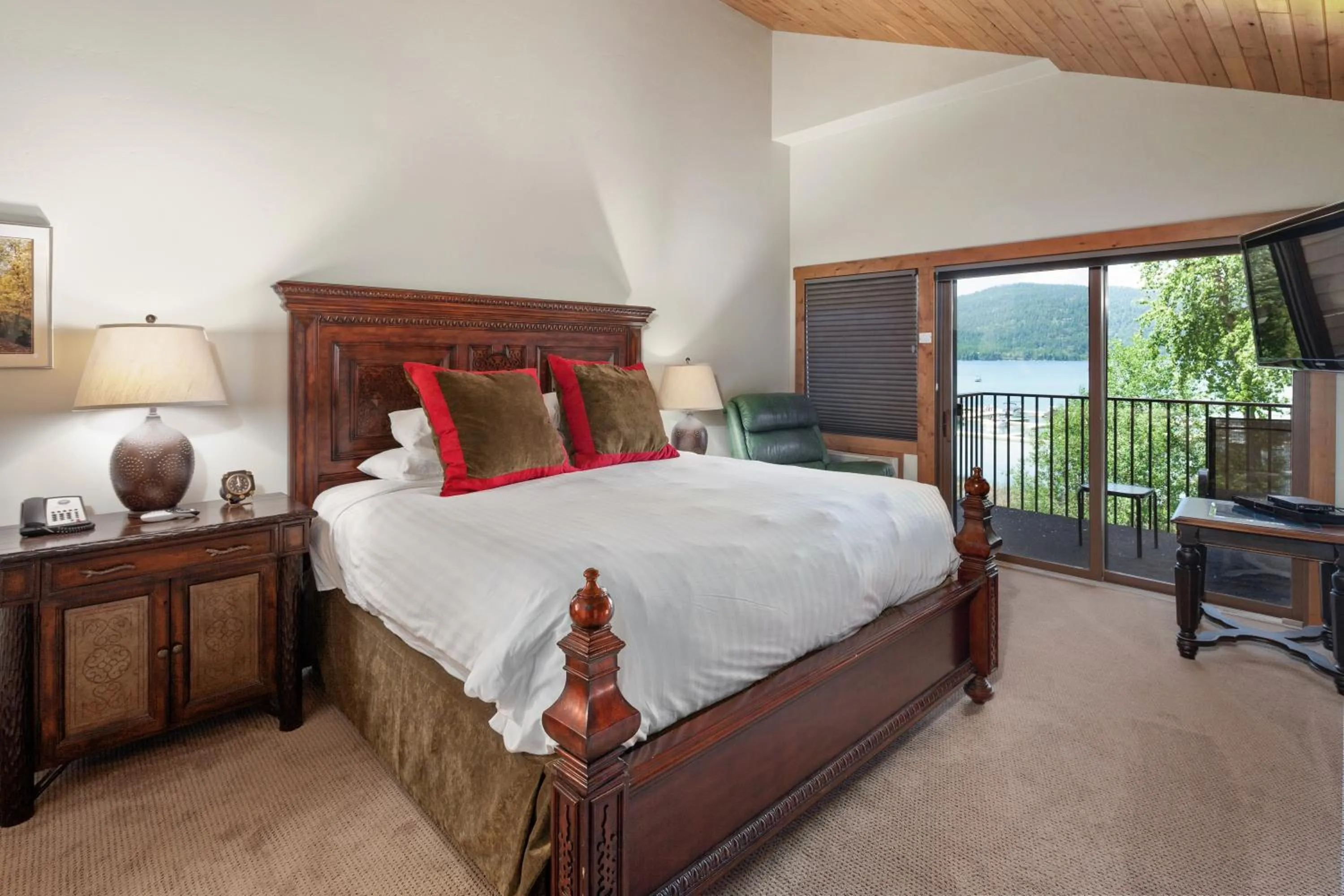 Balcony/Terrace, Bed in Lodge at Whitefish Lake