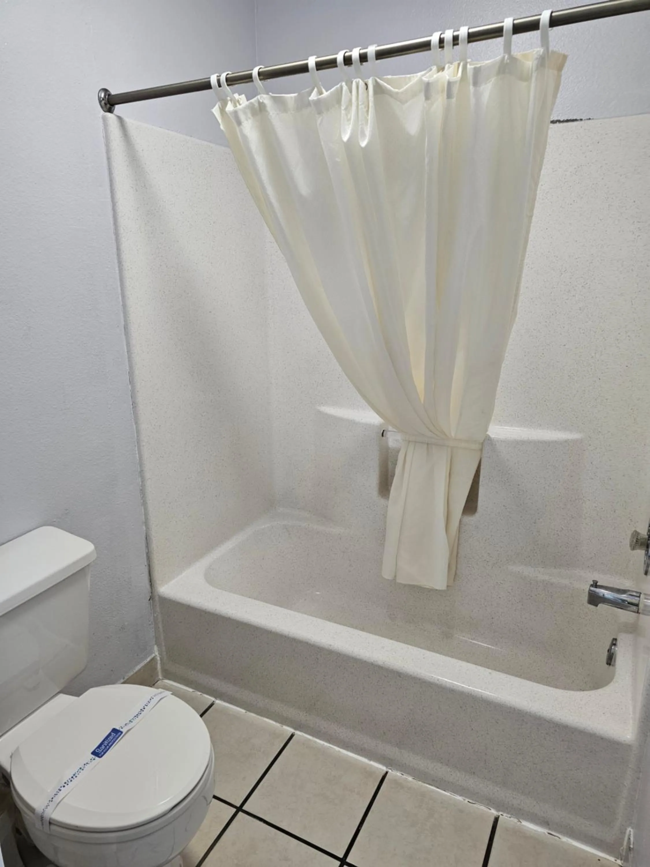 Bath in Sumner Motor Inn