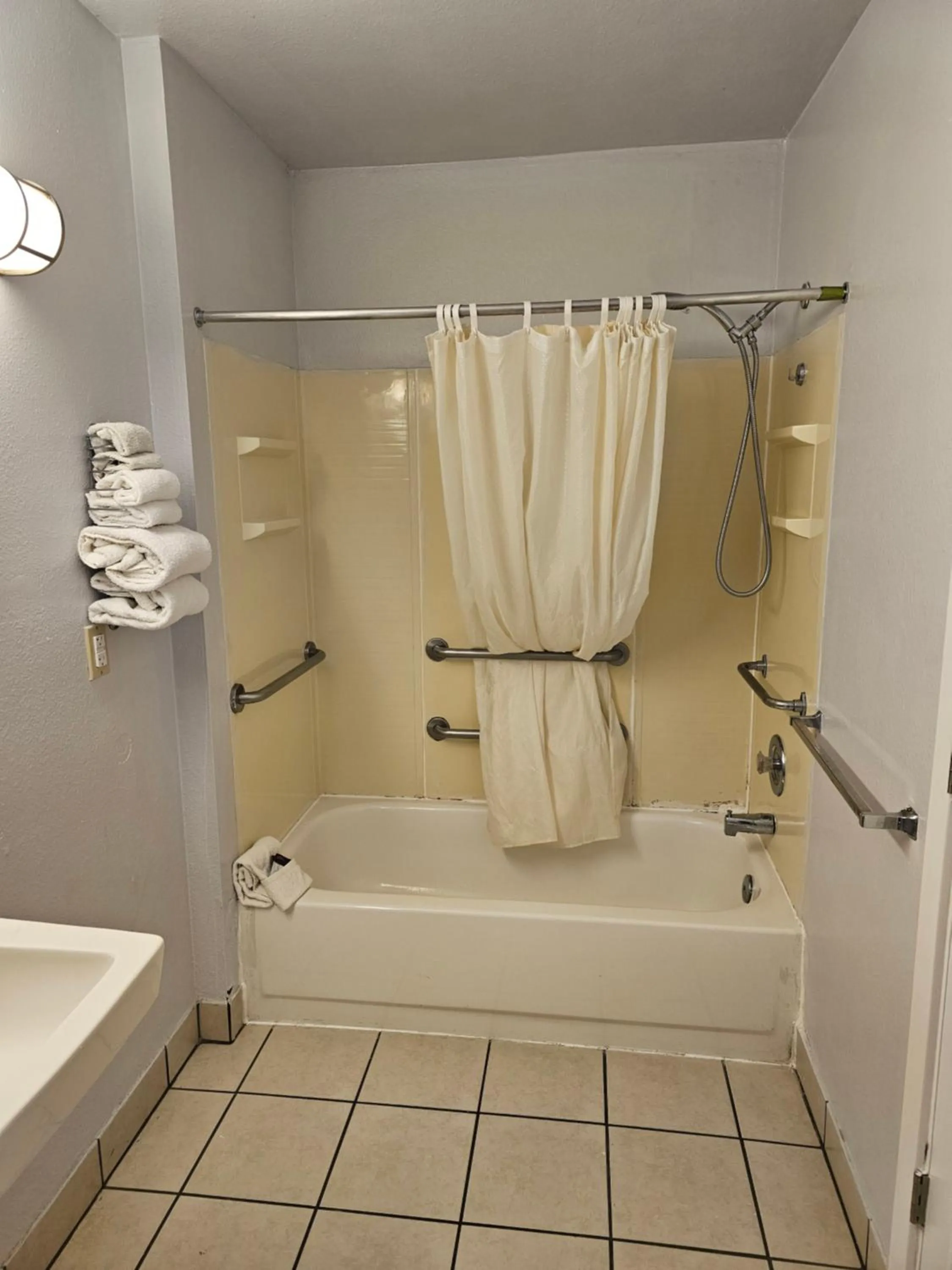 Bath in Sumner Motor Inn