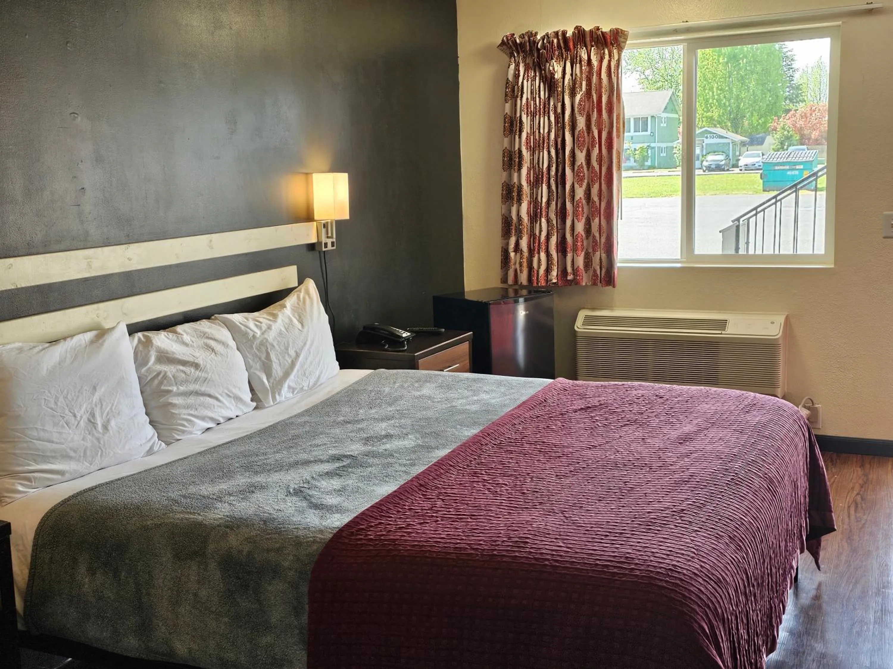 Bed in Sumner Motor Inn