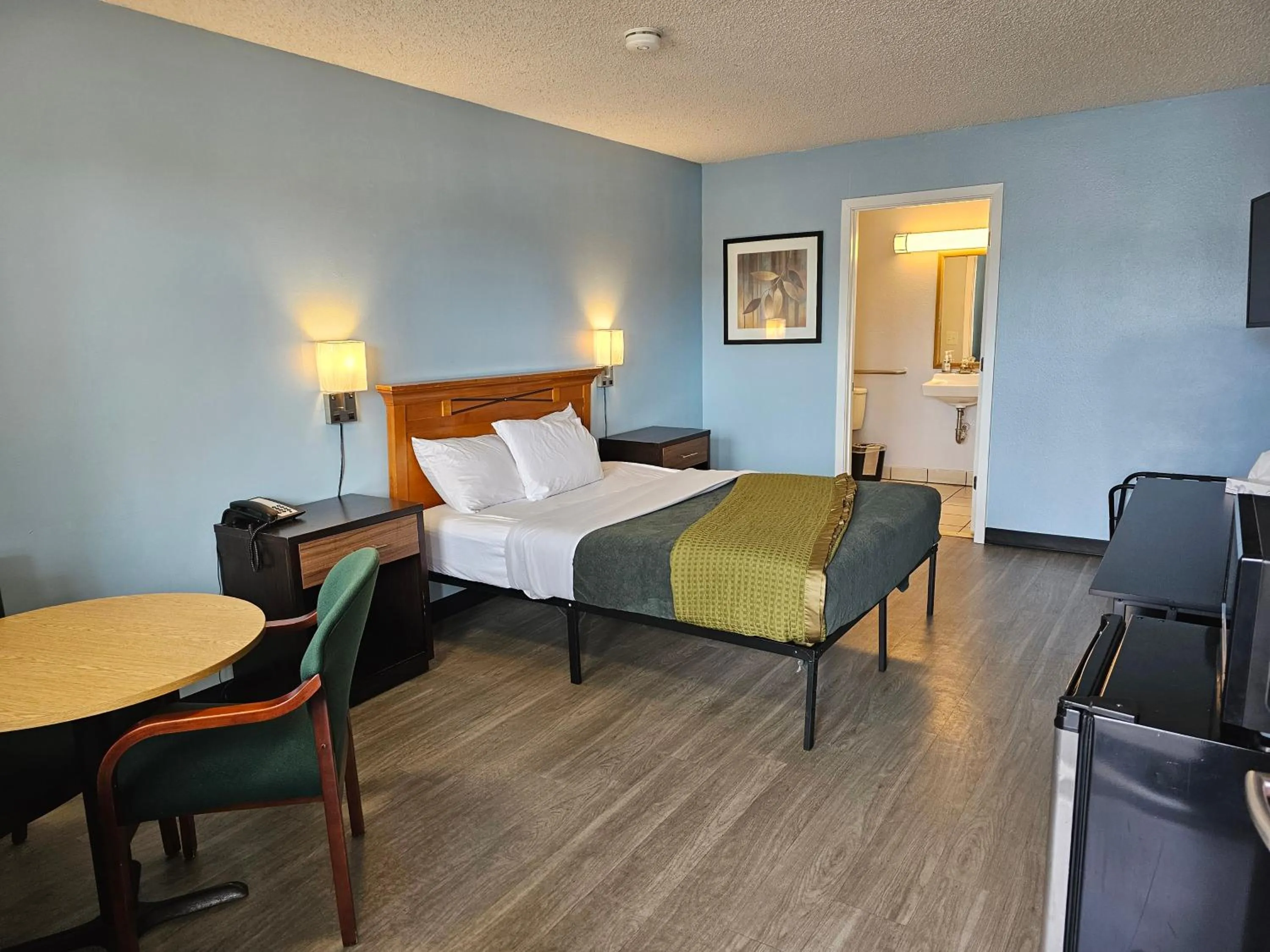 Bedroom, Bed in Sumner Motor Inn