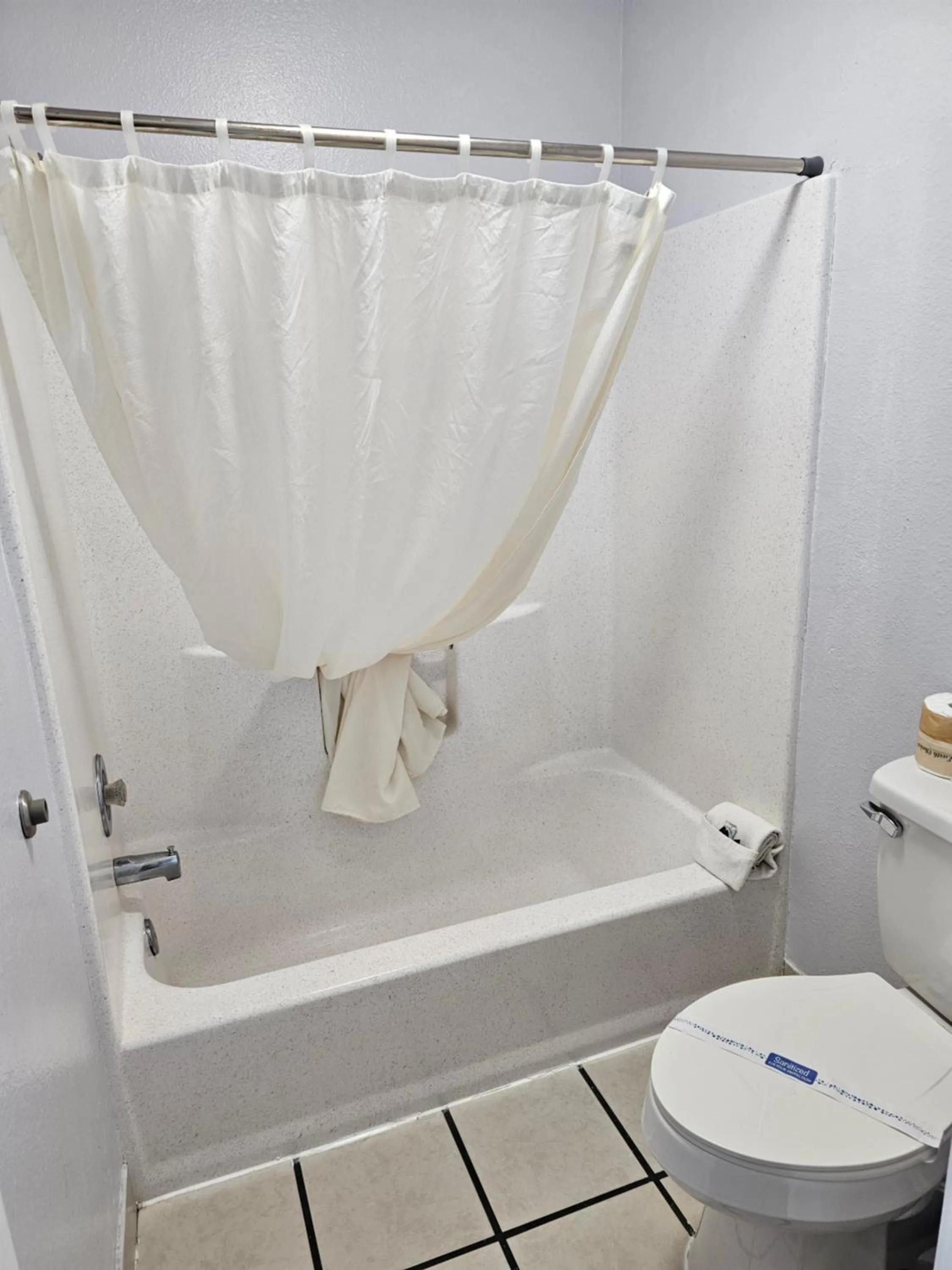 Bath in Sumner Motor Inn