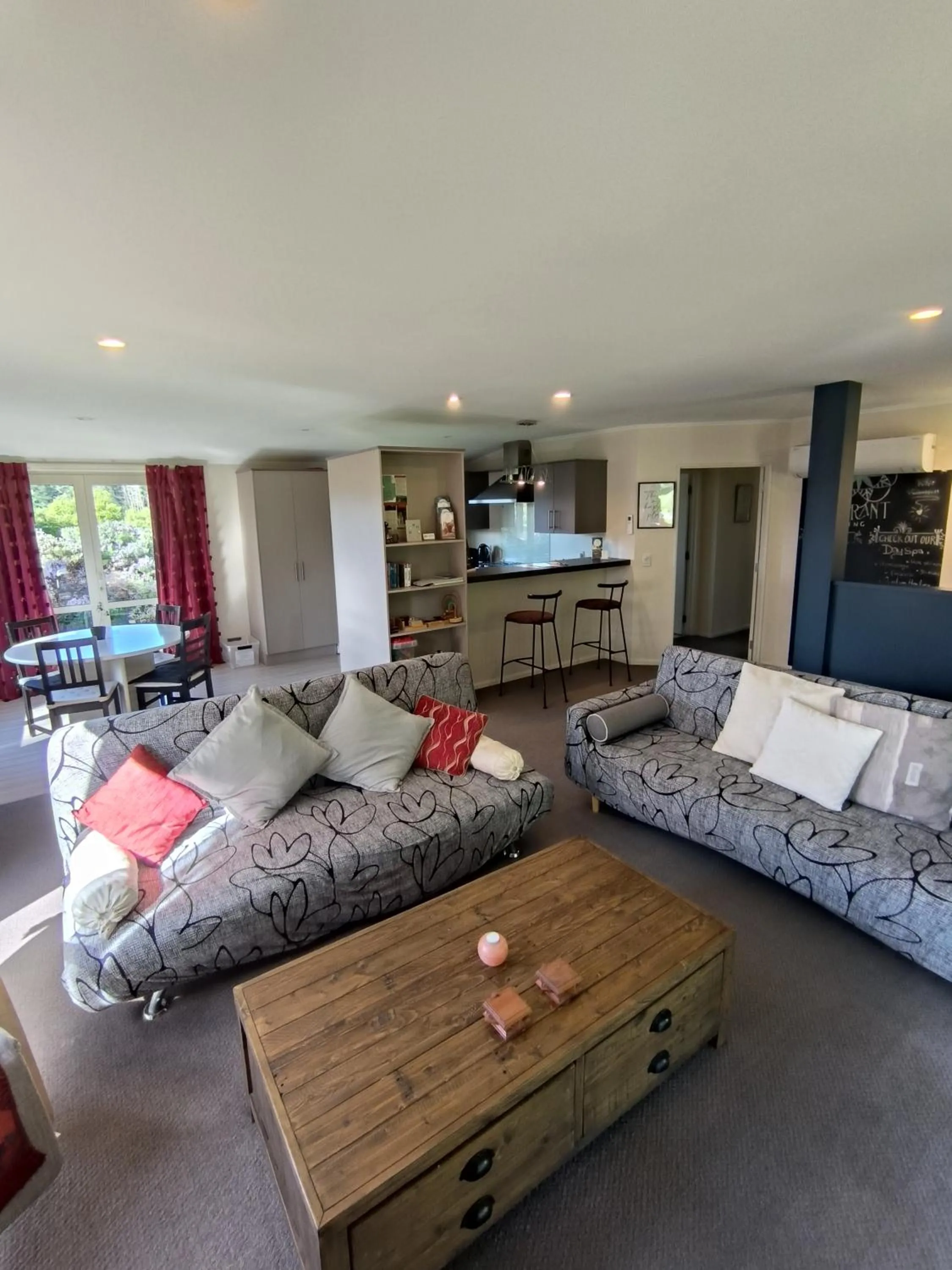 TV and multimedia in Vibrant Living Retreat