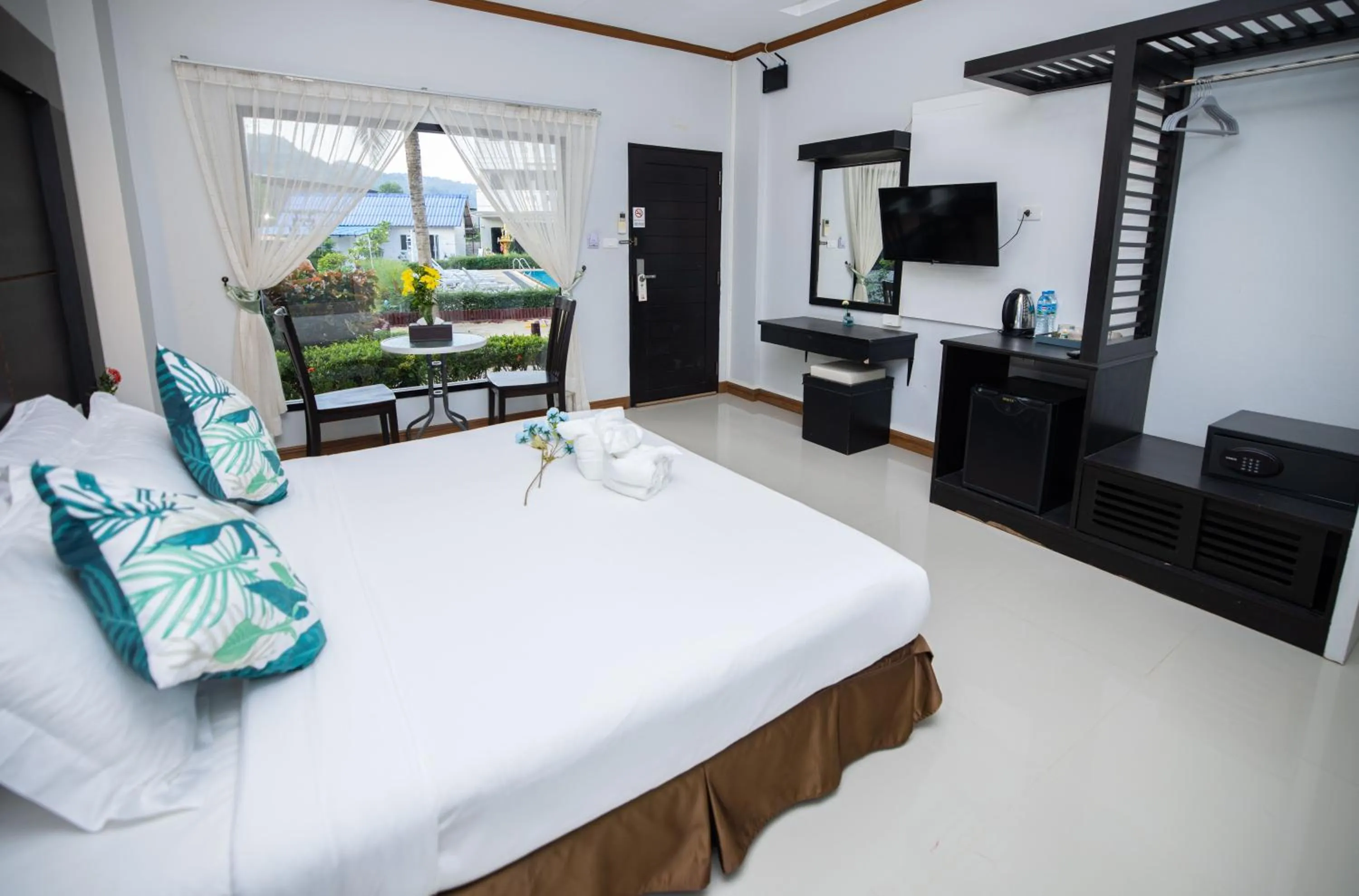 Communal lounge/ TV room, Bed in Blue Carina Hotel Phuket