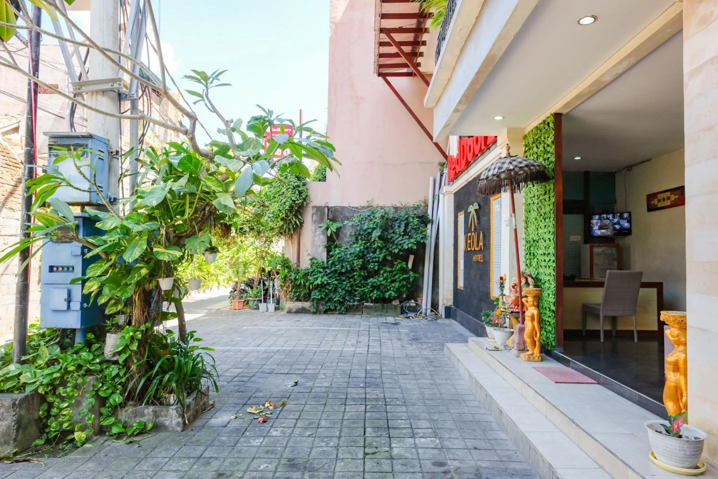 Facade/entrance in RedDoorz near Legian Street