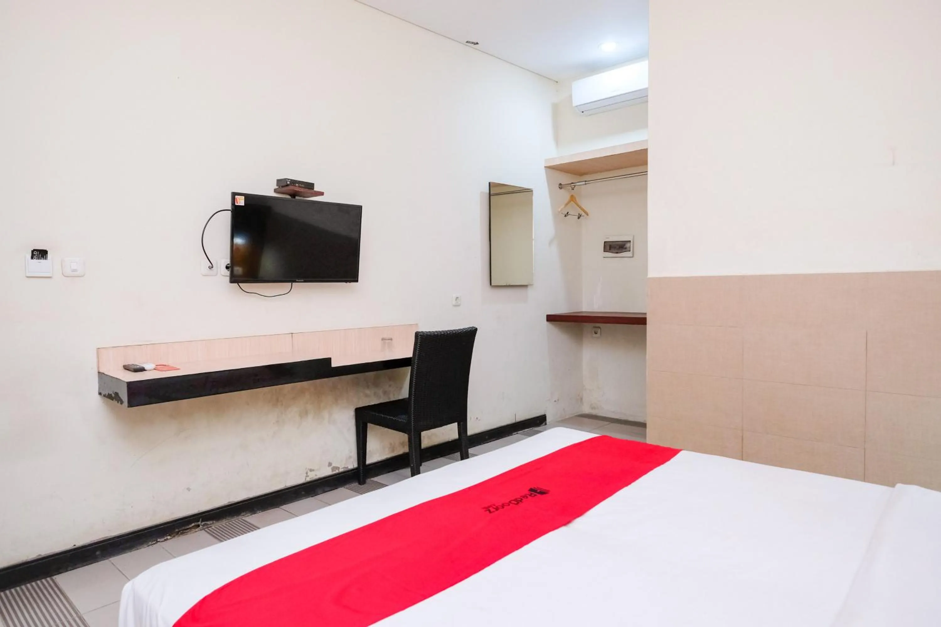 Bedroom, Bed in RedDoorz near Legian Street