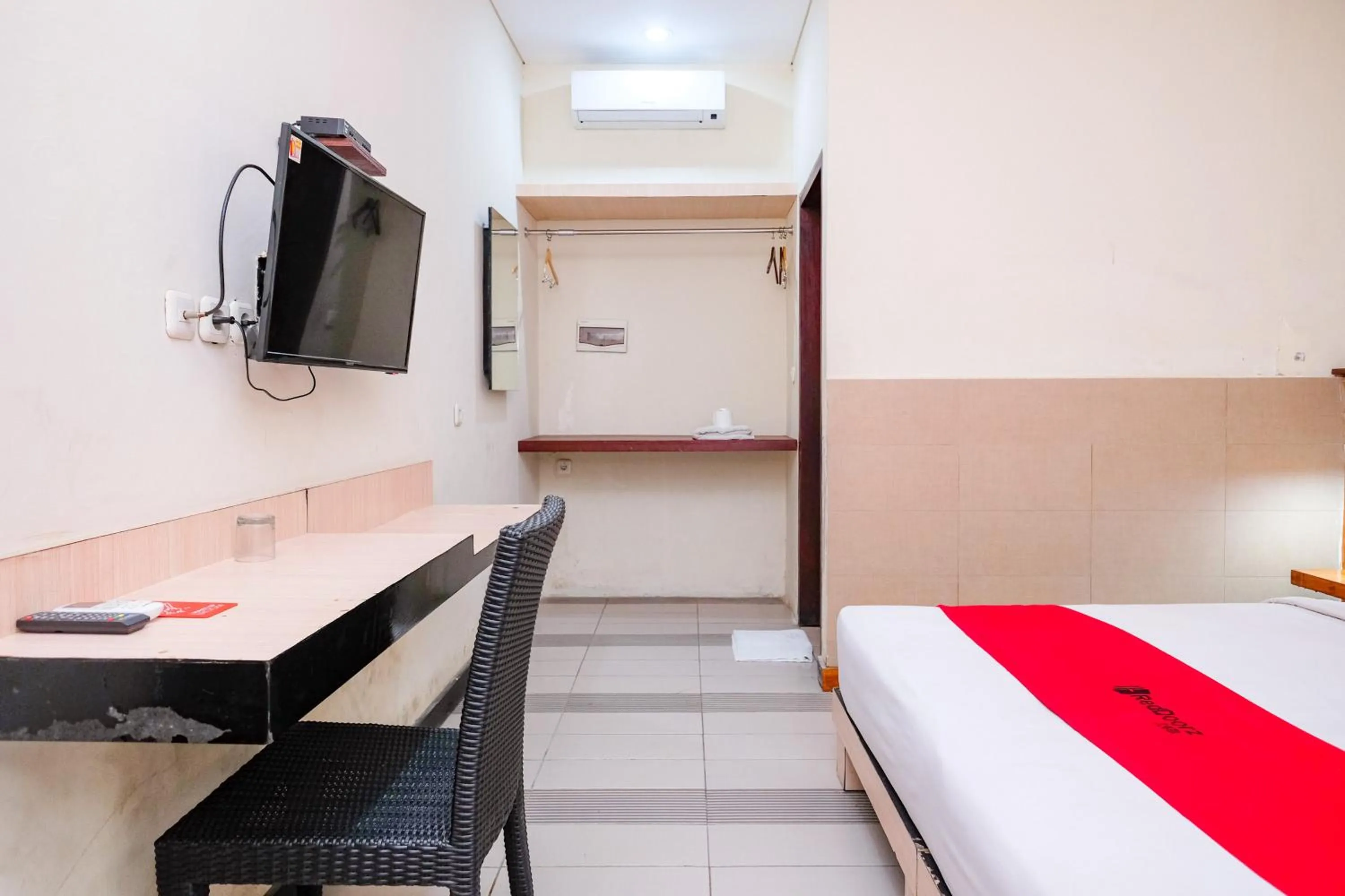 Bedroom, Bed in RedDoorz near Legian Street