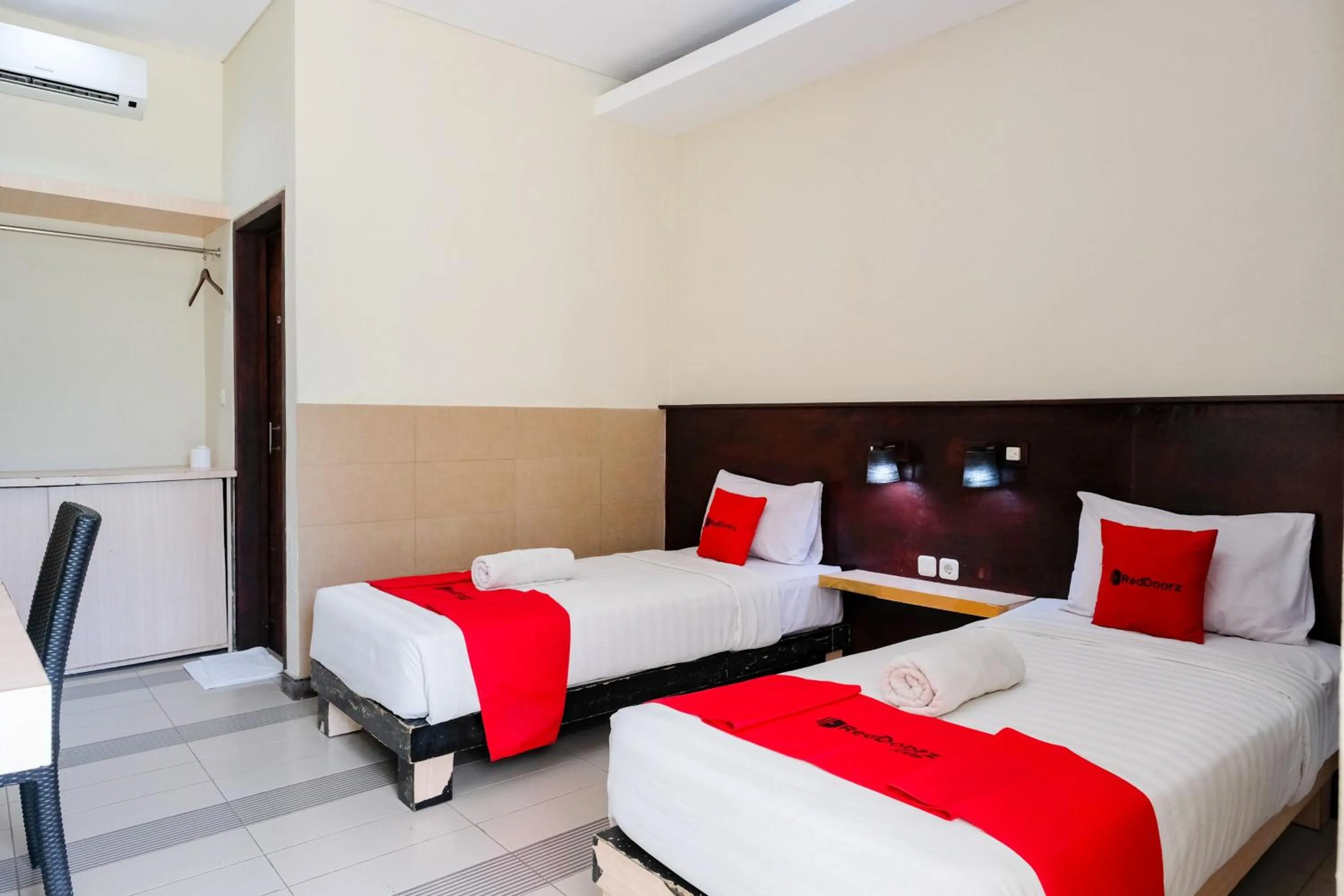 Bedroom, Bed in RedDoorz near Legian Street