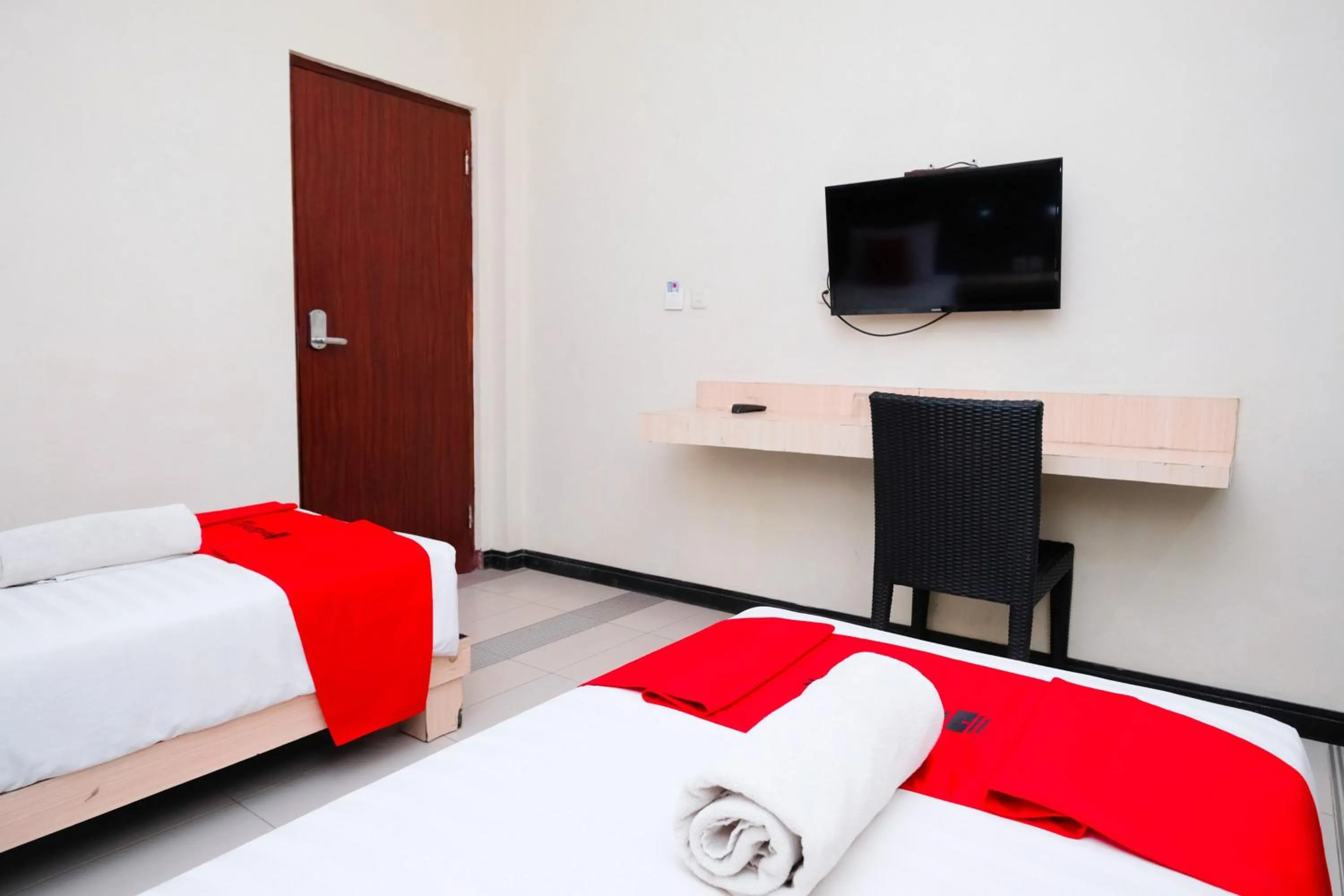 Bedroom, Bed in RedDoorz near Legian Street
