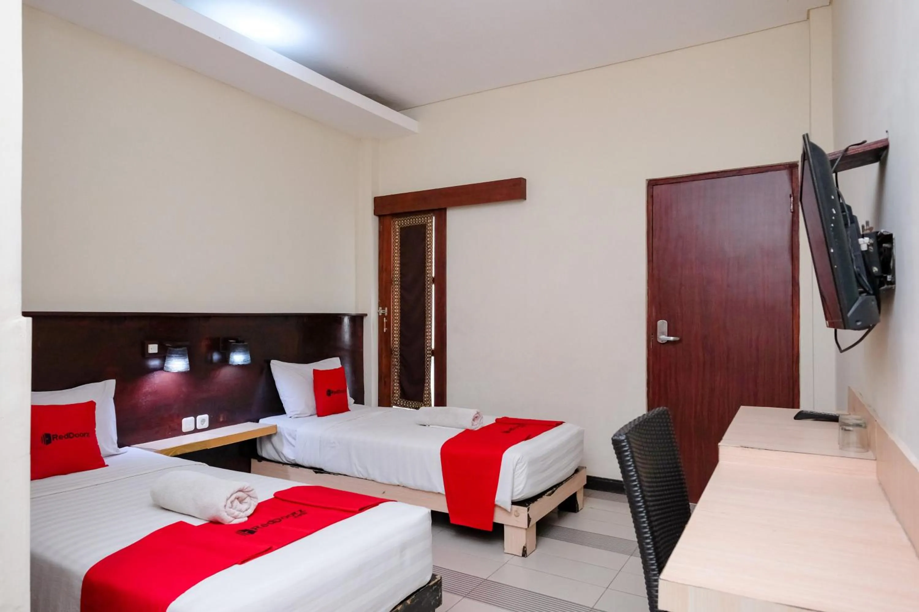 Bedroom, Bed in RedDoorz near Legian Street