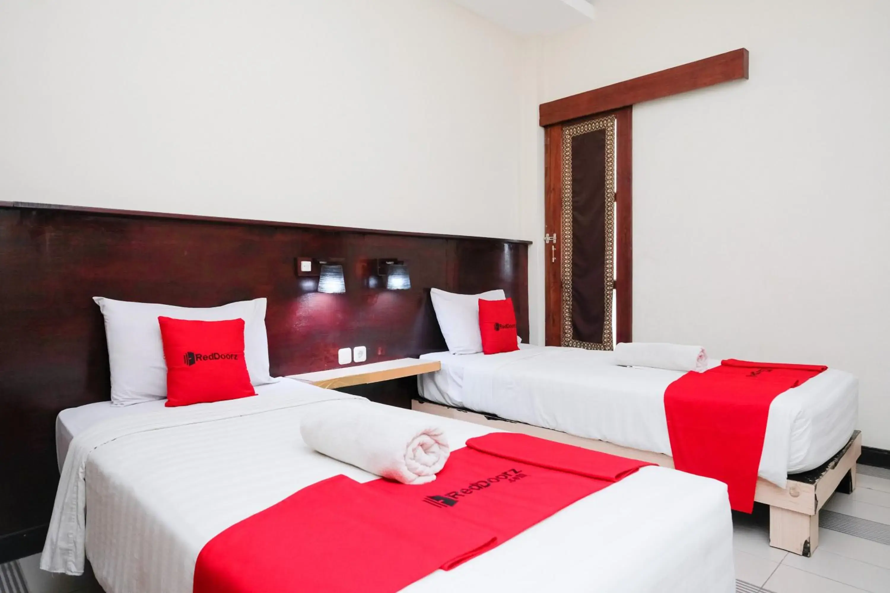 Deluxe Twin Room in RedDoorz near Legian Street Deluxe Twin Room in RedDoorz near Legian Street