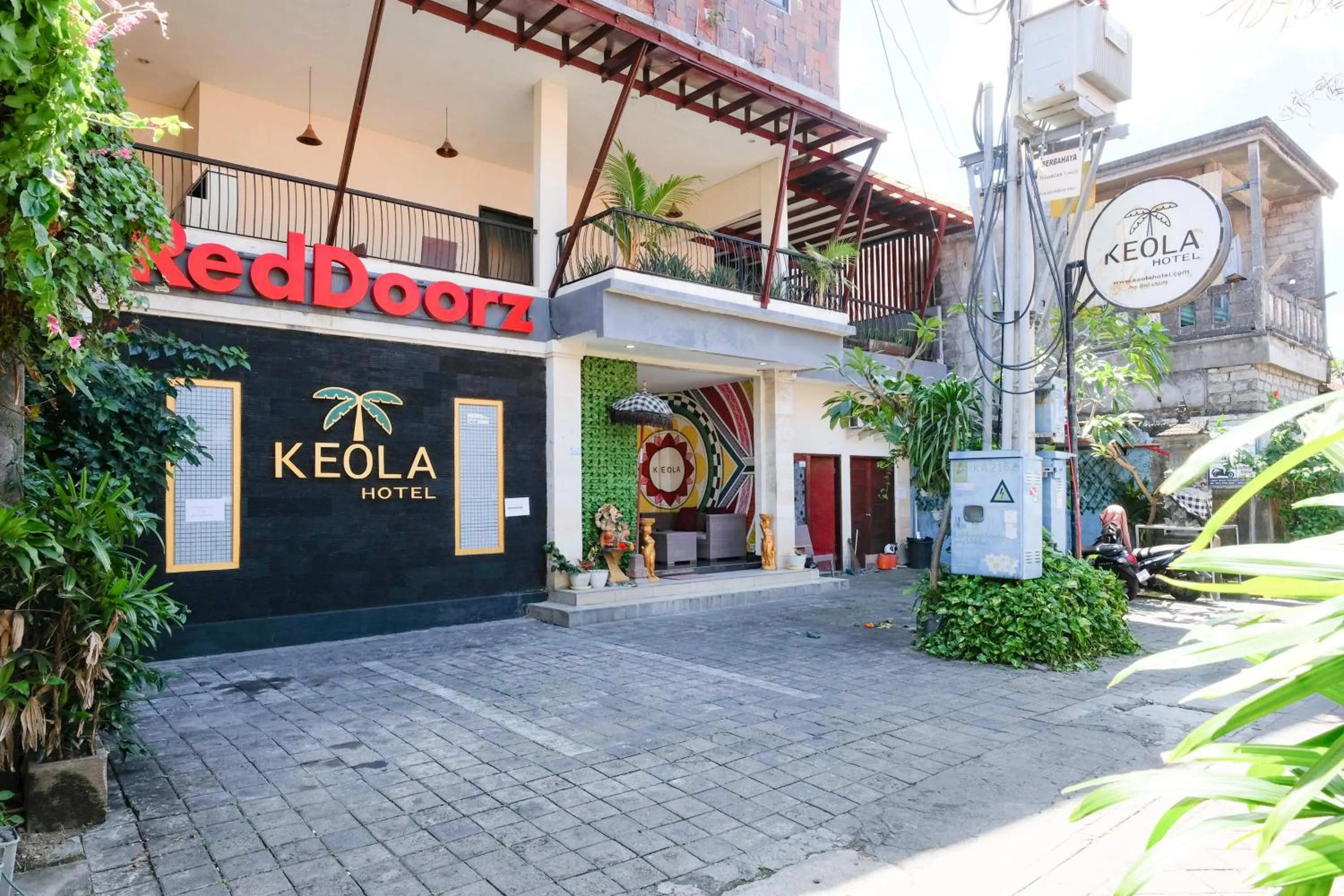 Facade/entrance in RedDoorz near Legian Street