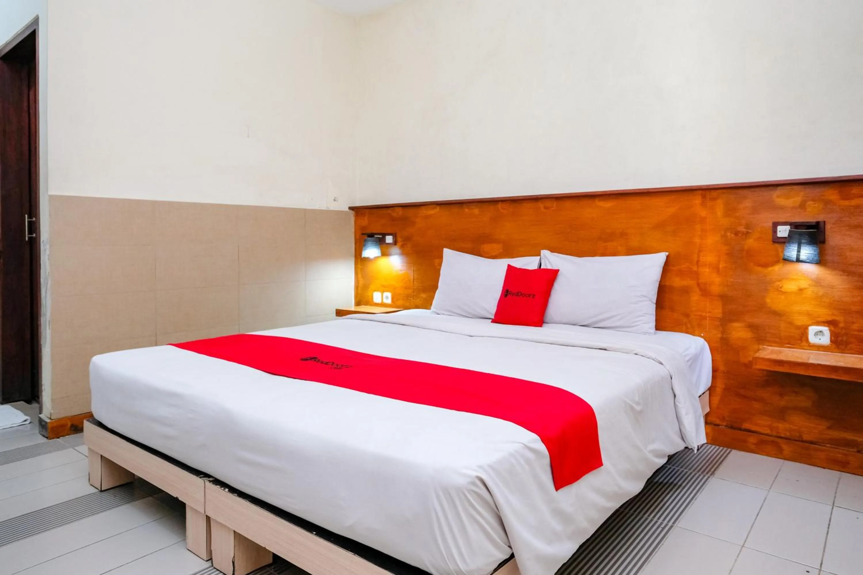 Bedroom, Bed in RedDoorz near Legian Street
