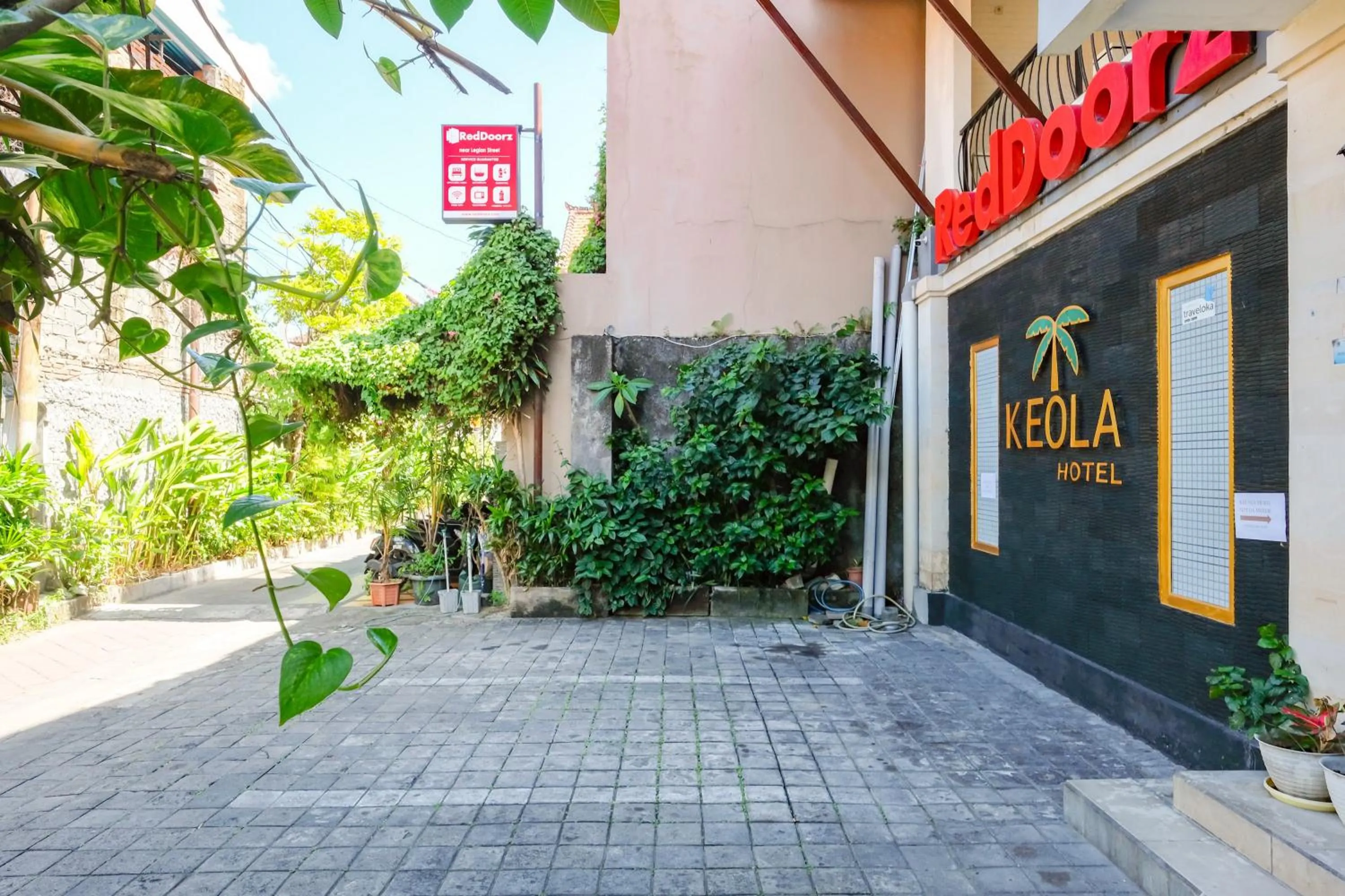 Facade/entrance in RedDoorz near Legian Street