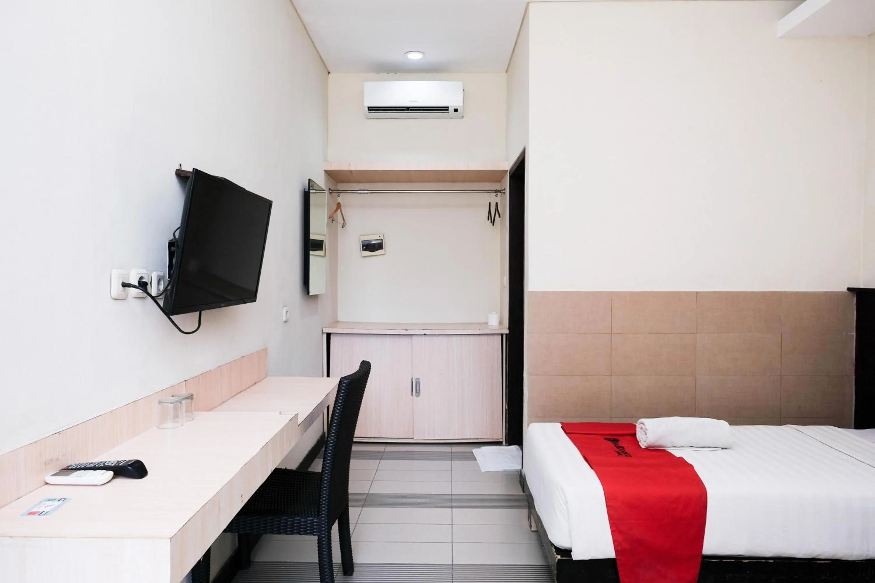 Bedroom, Bed in RedDoorz near Legian Street