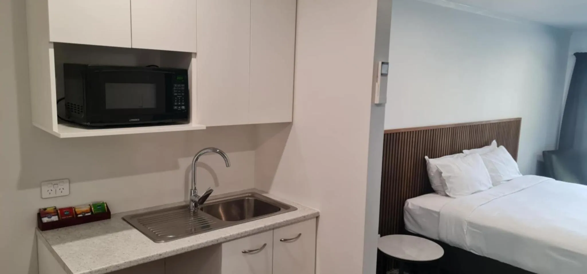 Kitchen or kitchenette, Bed in Alpine Chalets