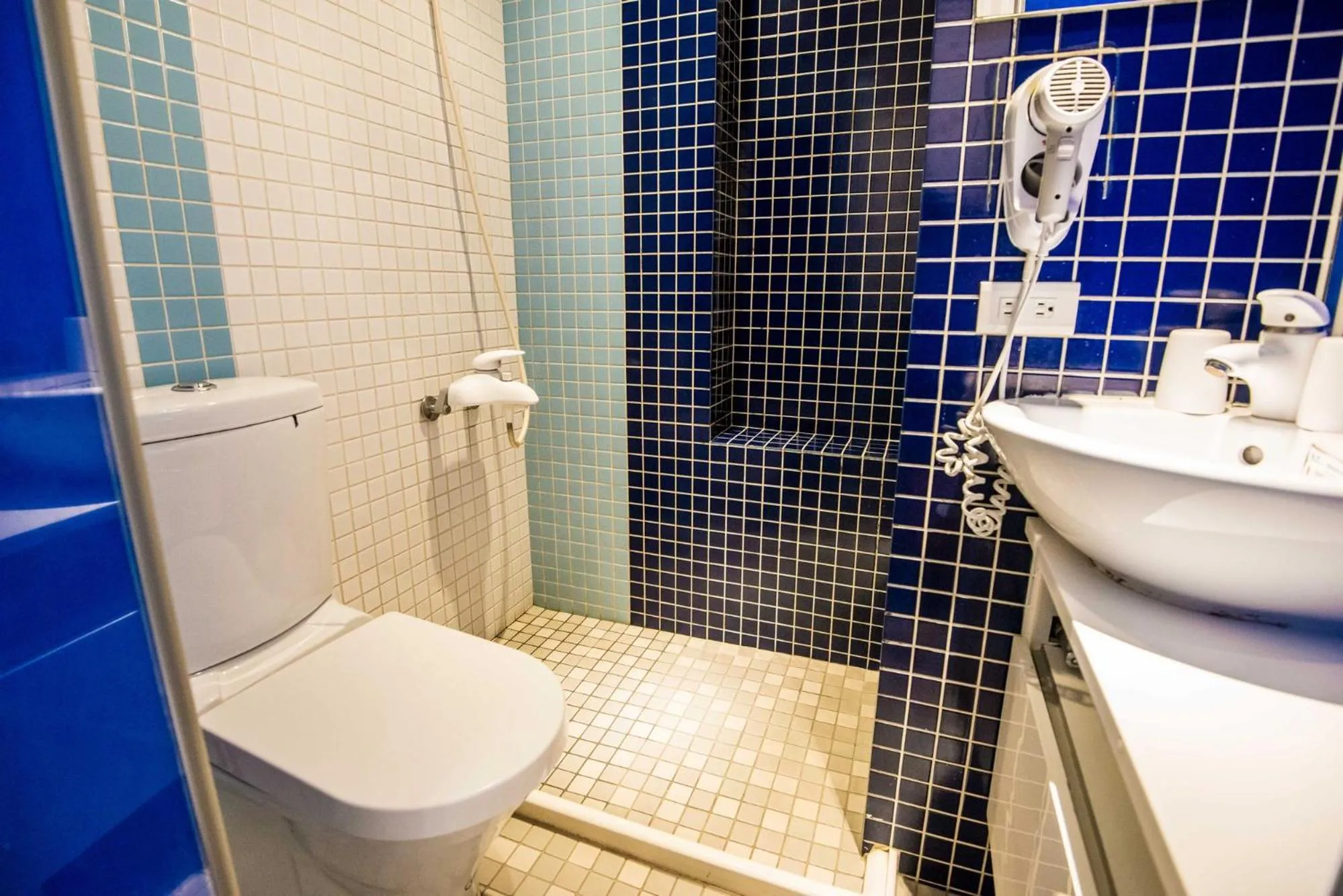 Shower in Lio Hotel - Ximending