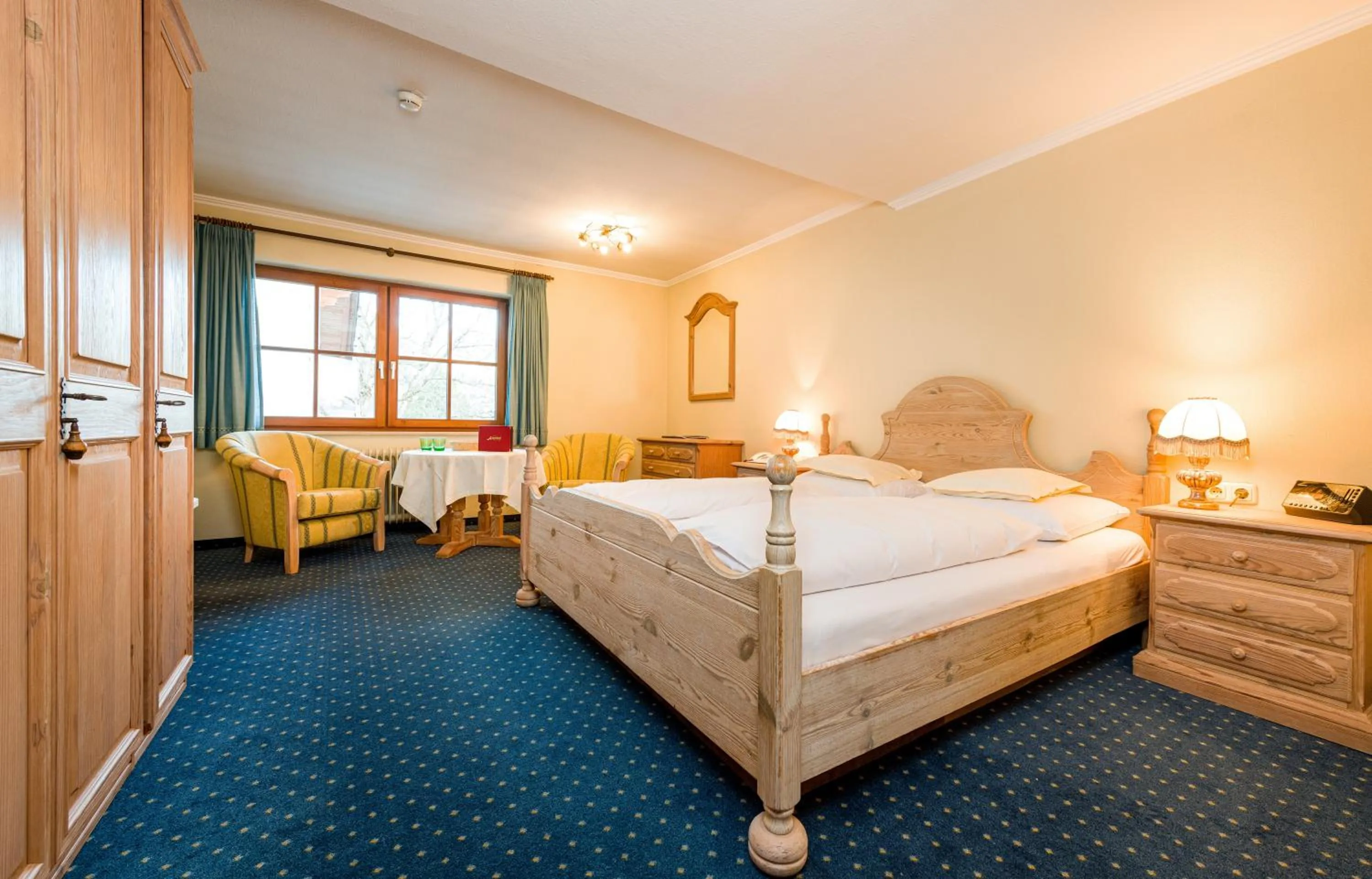 Seating area, Bed in Wellness & Sporthotel Alpenhof