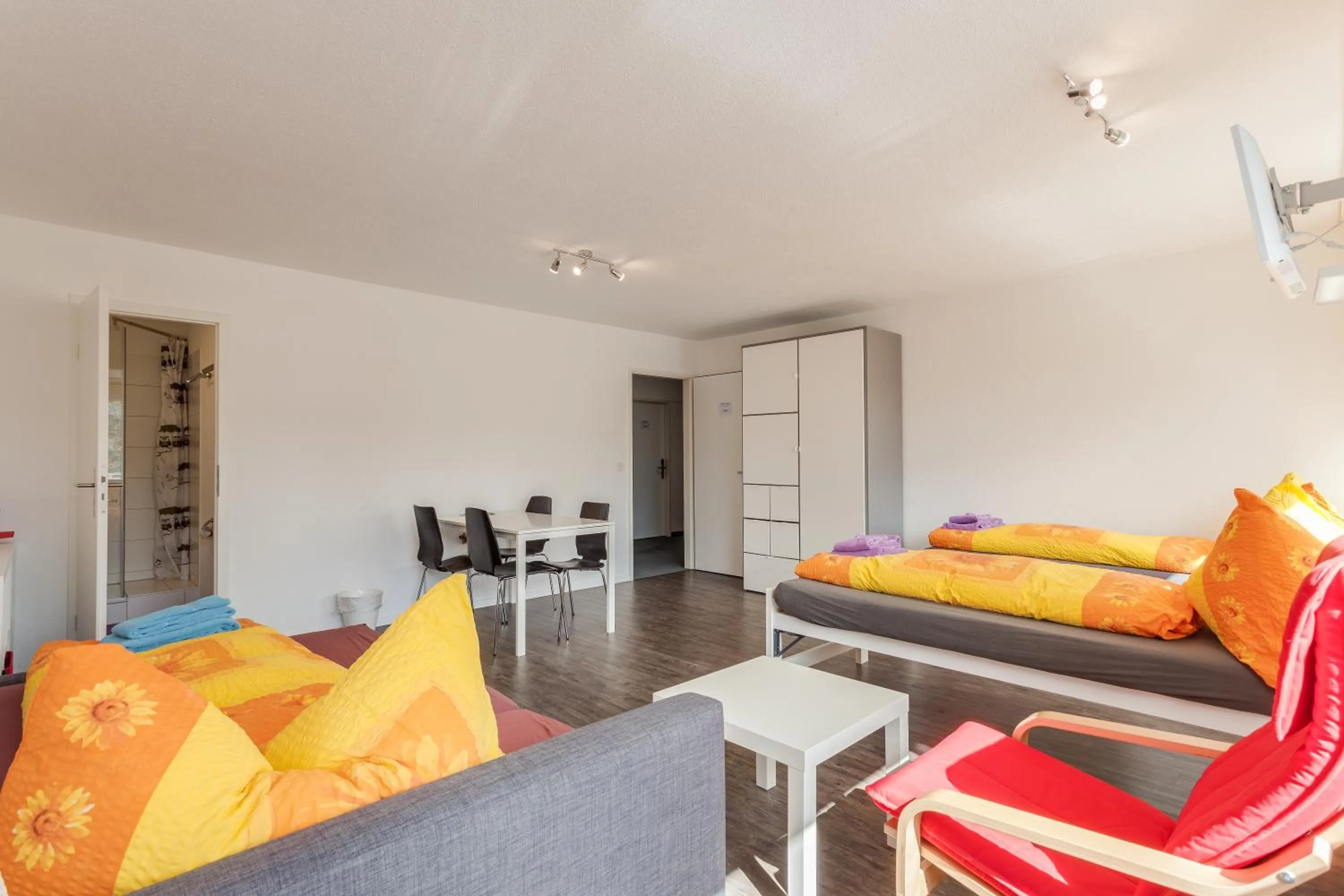 Photo of the whole room in Anstatthotel Zug - app self-check-in