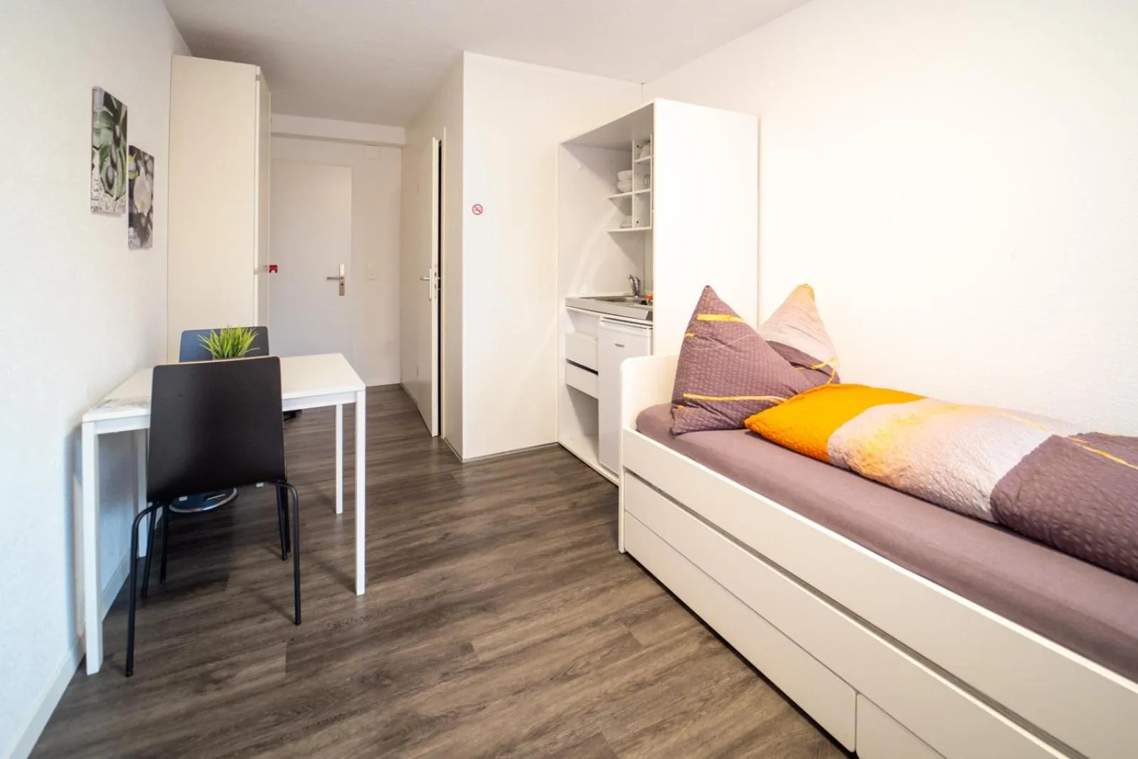 Photo of the whole room, Bed in Anstatthotel Zug - app self-check-in