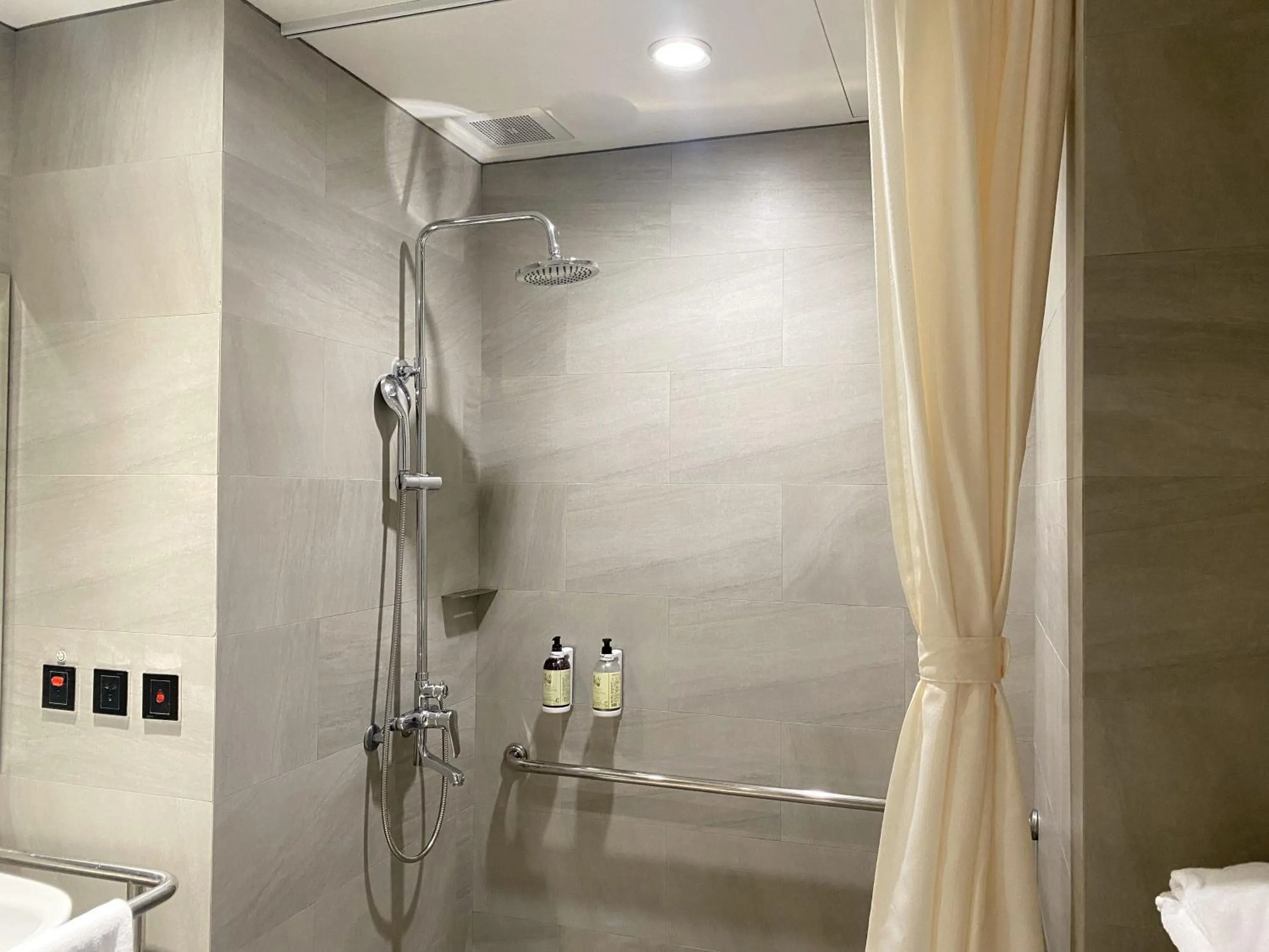 Shower in Hsin Hotel
