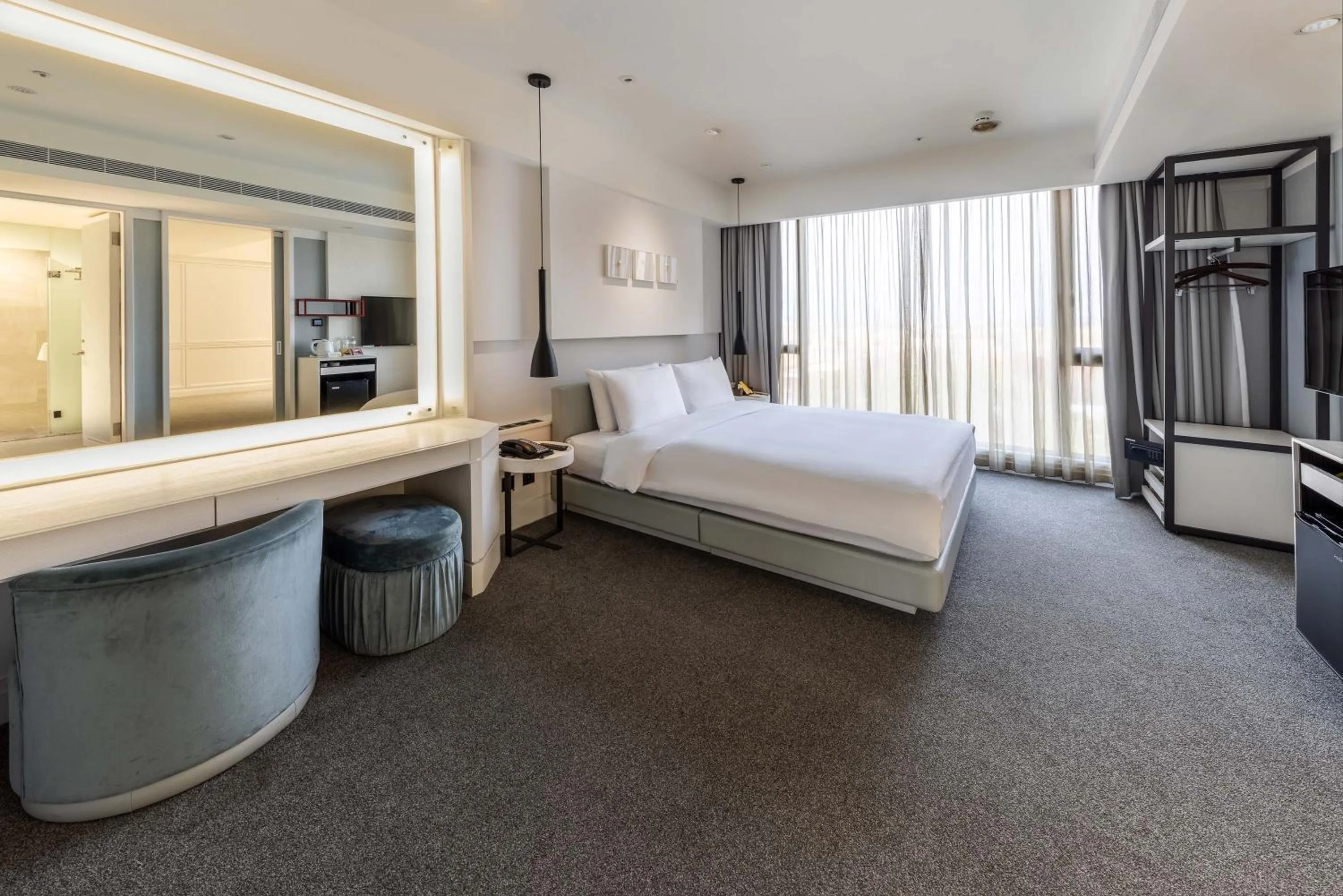 Property building, Bed in Hsin Hotel