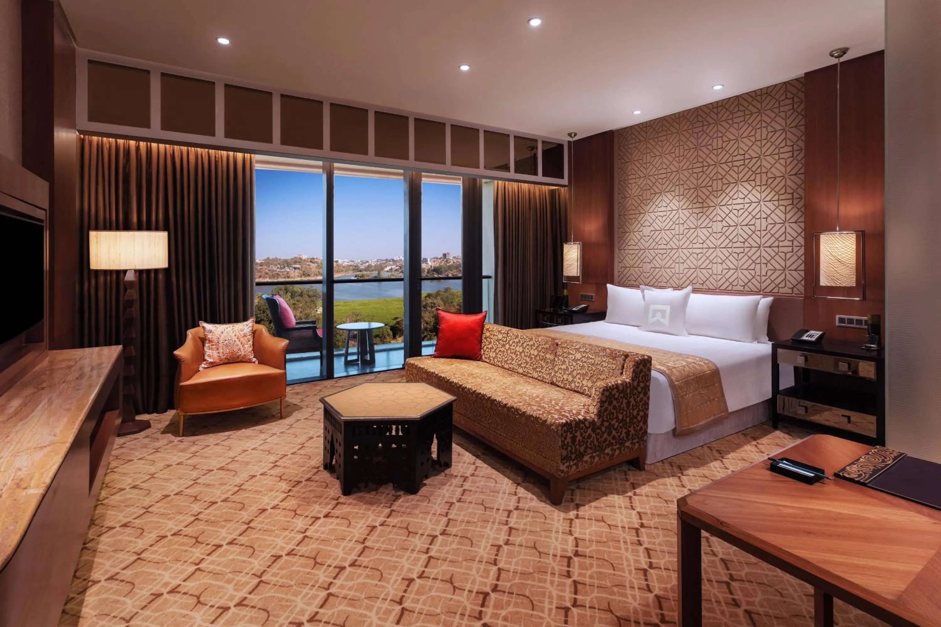 Photo of the whole room, Bed in ITC Kohenur, a Luxury Collection Hotel, Hyderabad