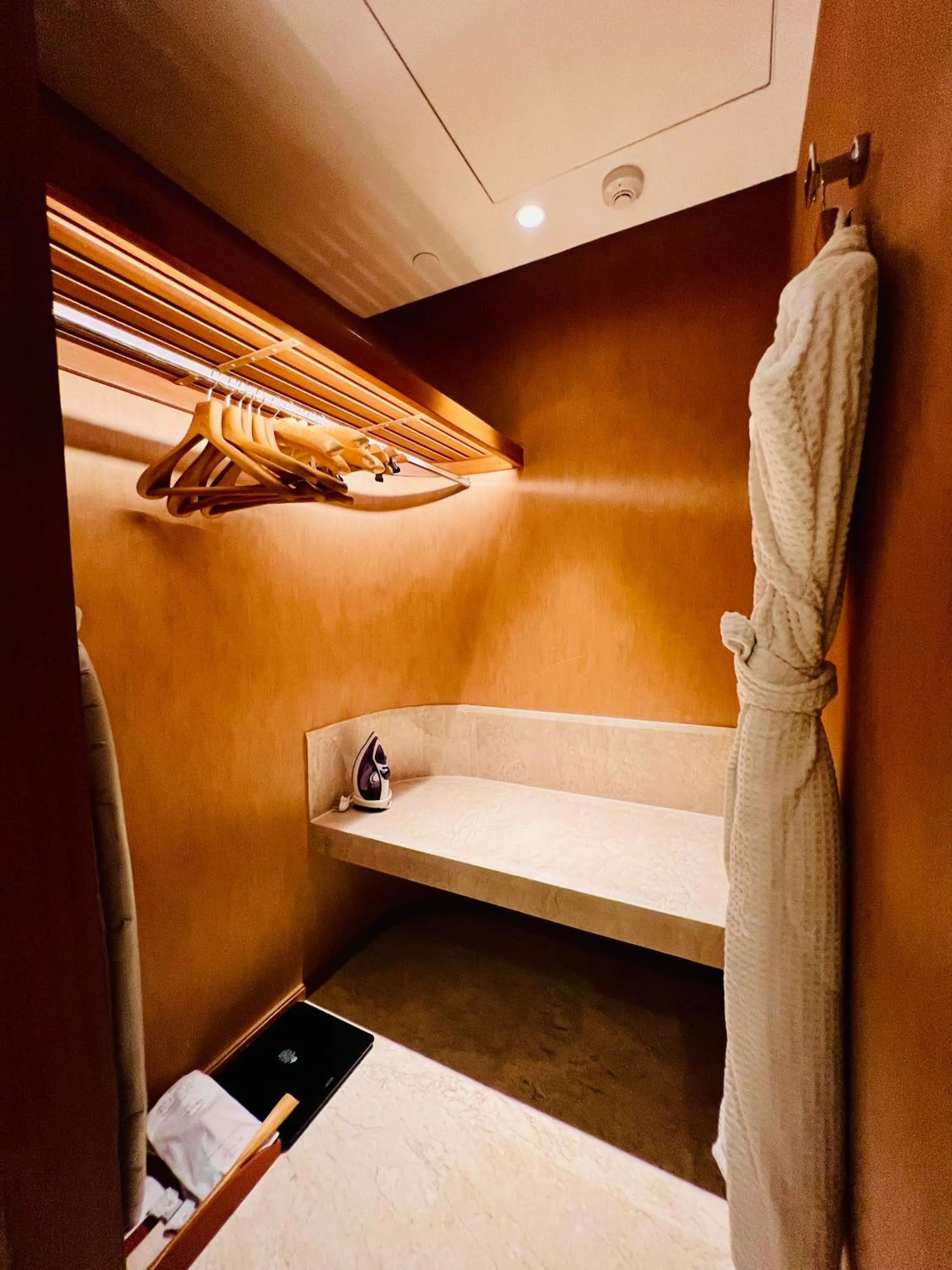 Bathroom, Bed in ITC Kohenur, a Luxury Collection Hotel, Hyderabad