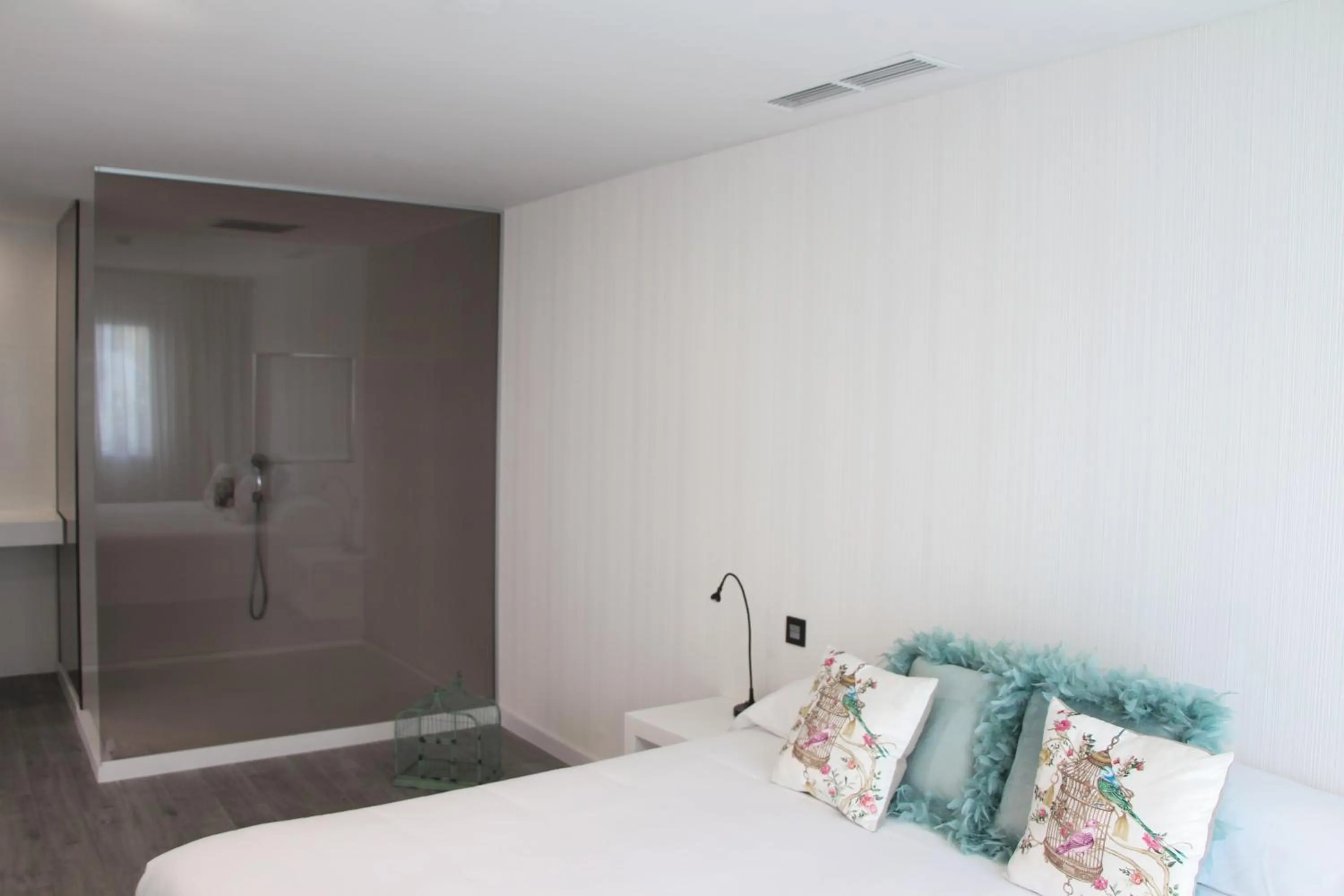 Shower, Bed in Seven Hotel & Wellness - Gay Men Only