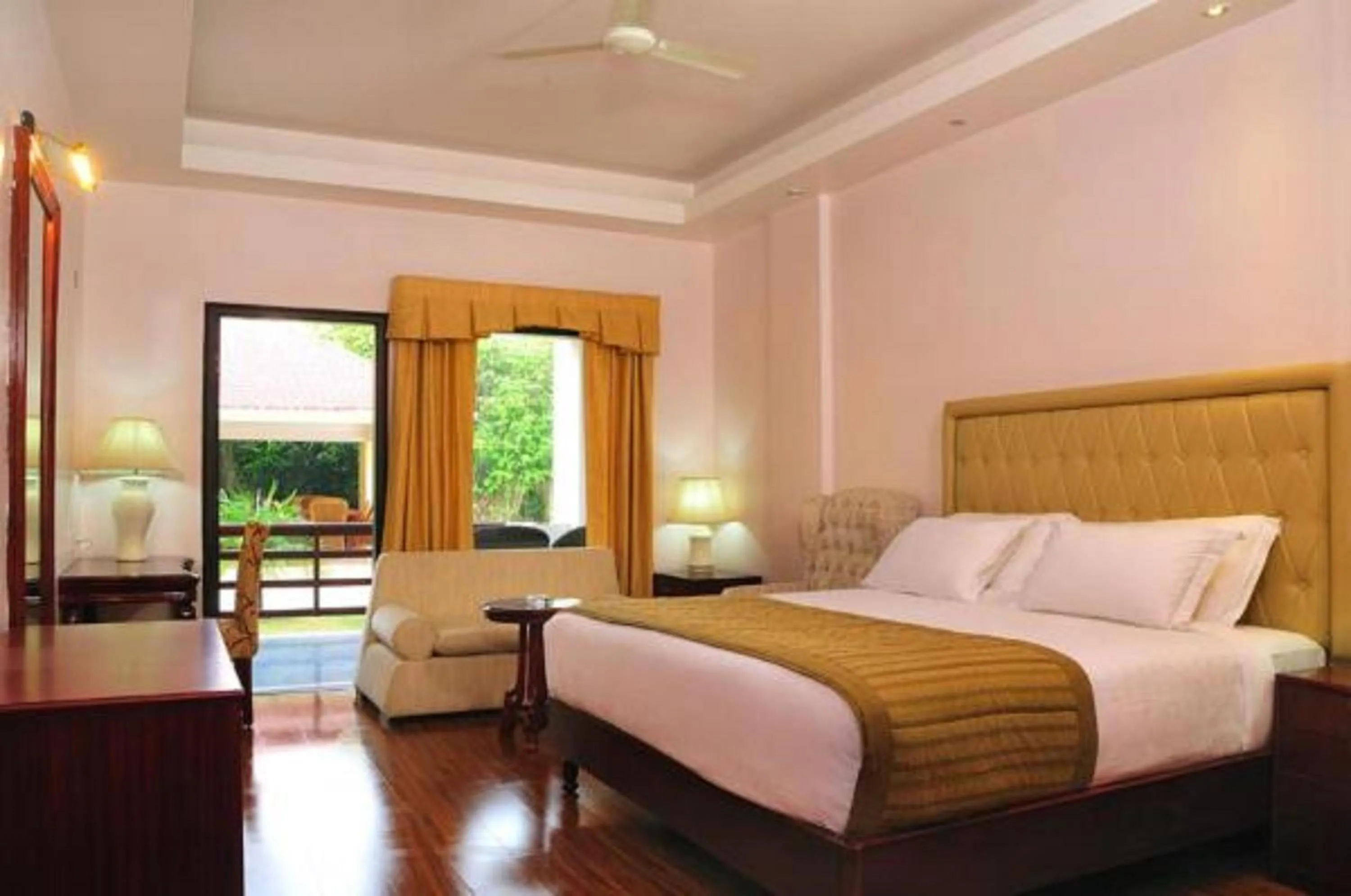 Photo of the whole room, Bed in Le Roi Corbett