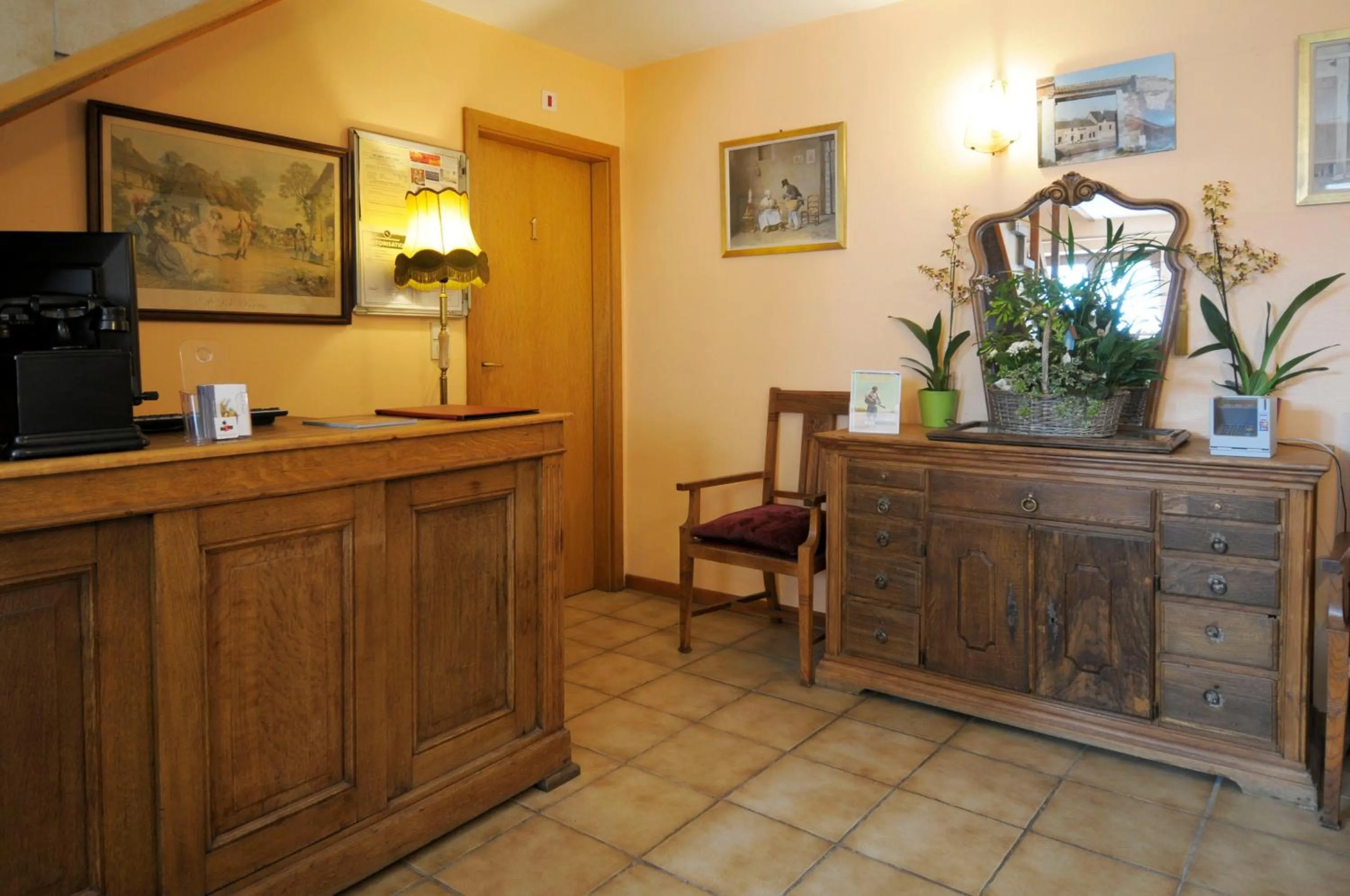 Lobby or reception in Hotel Restaurant La Ferme de Grambais