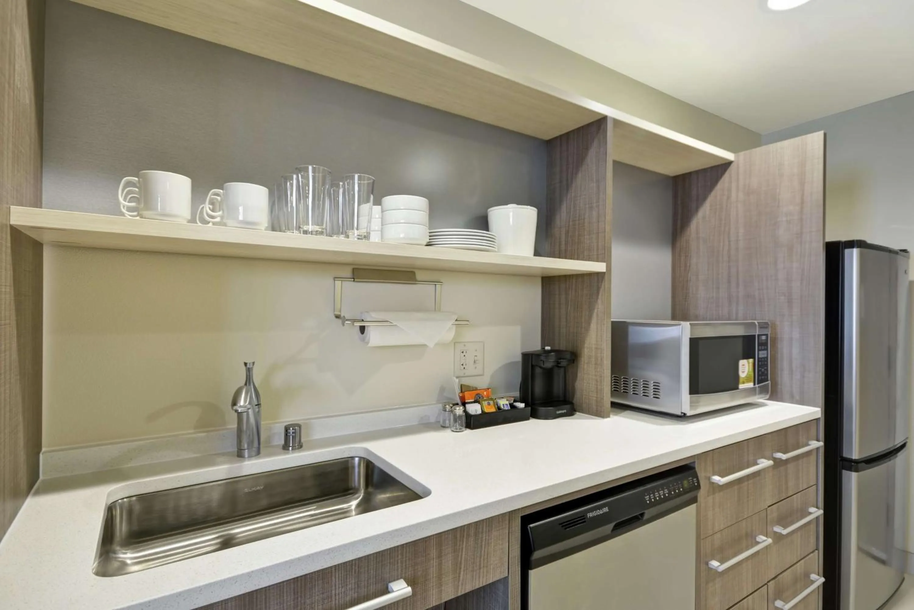 Kitchen or kitchenette in Home2 Suites By Hilton Plymouth Minneapolis