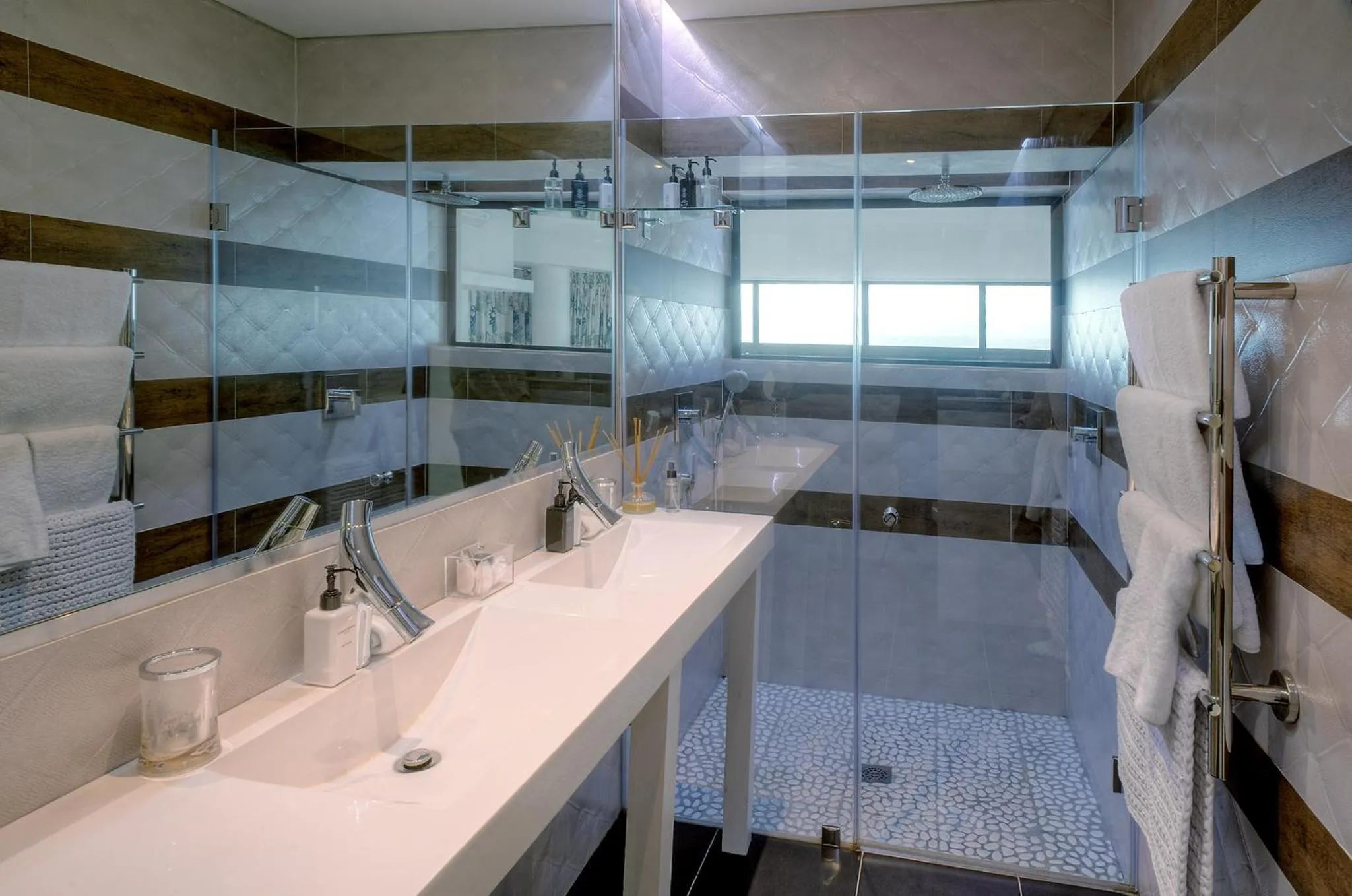 Shower, Bed in Sea Star Cliff