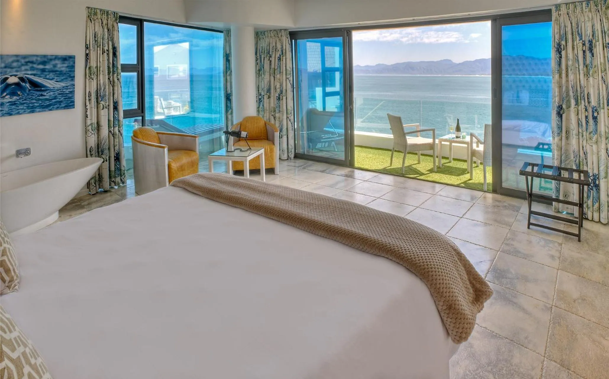Shower, Bed in Sea Star Cliff