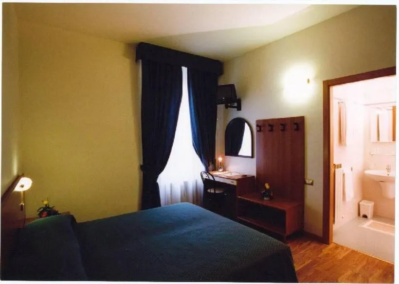 Bathroom, Bed in Hotel 2000