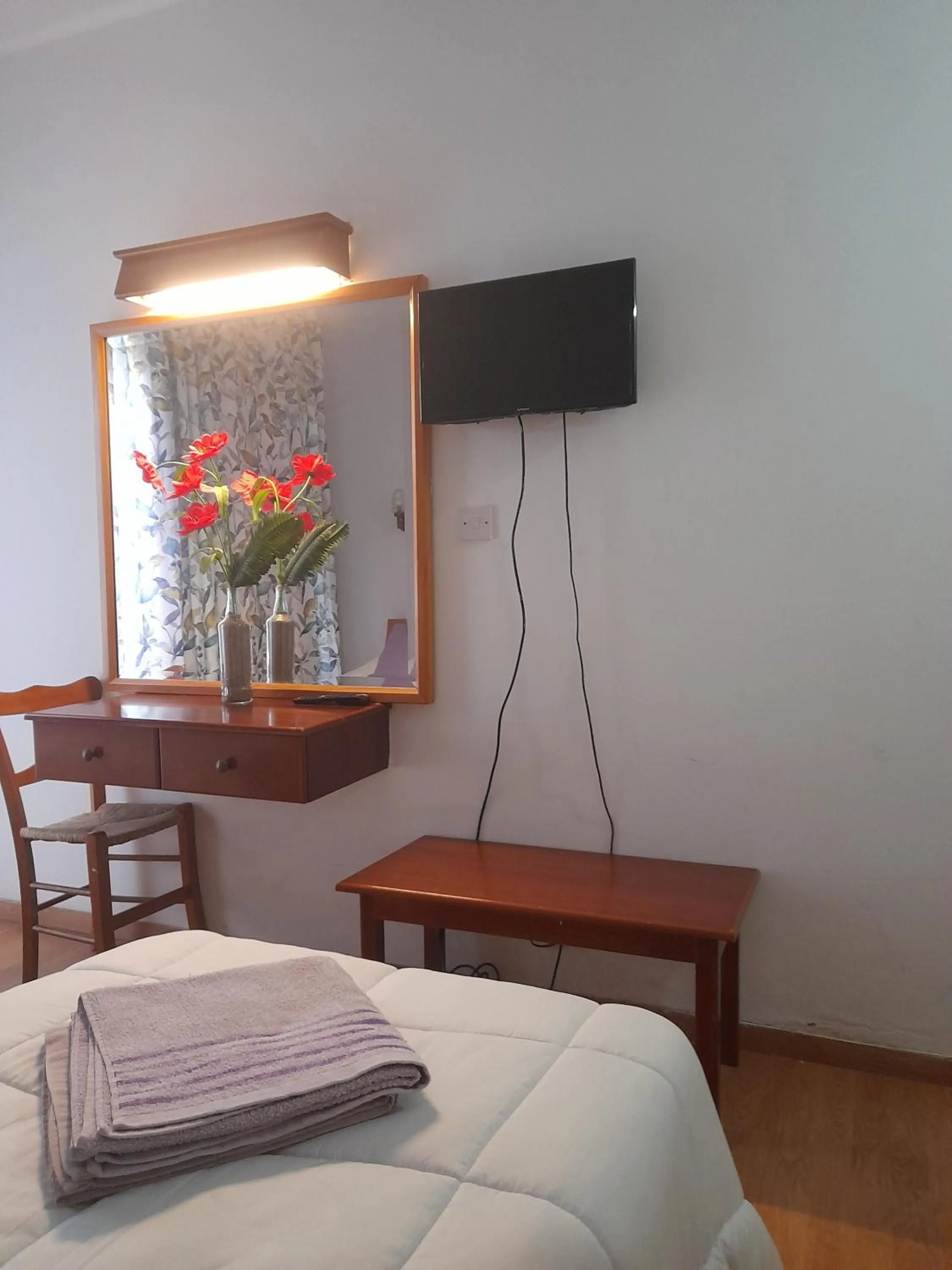 TV and multimedia, Bed in Onisillos Hotel