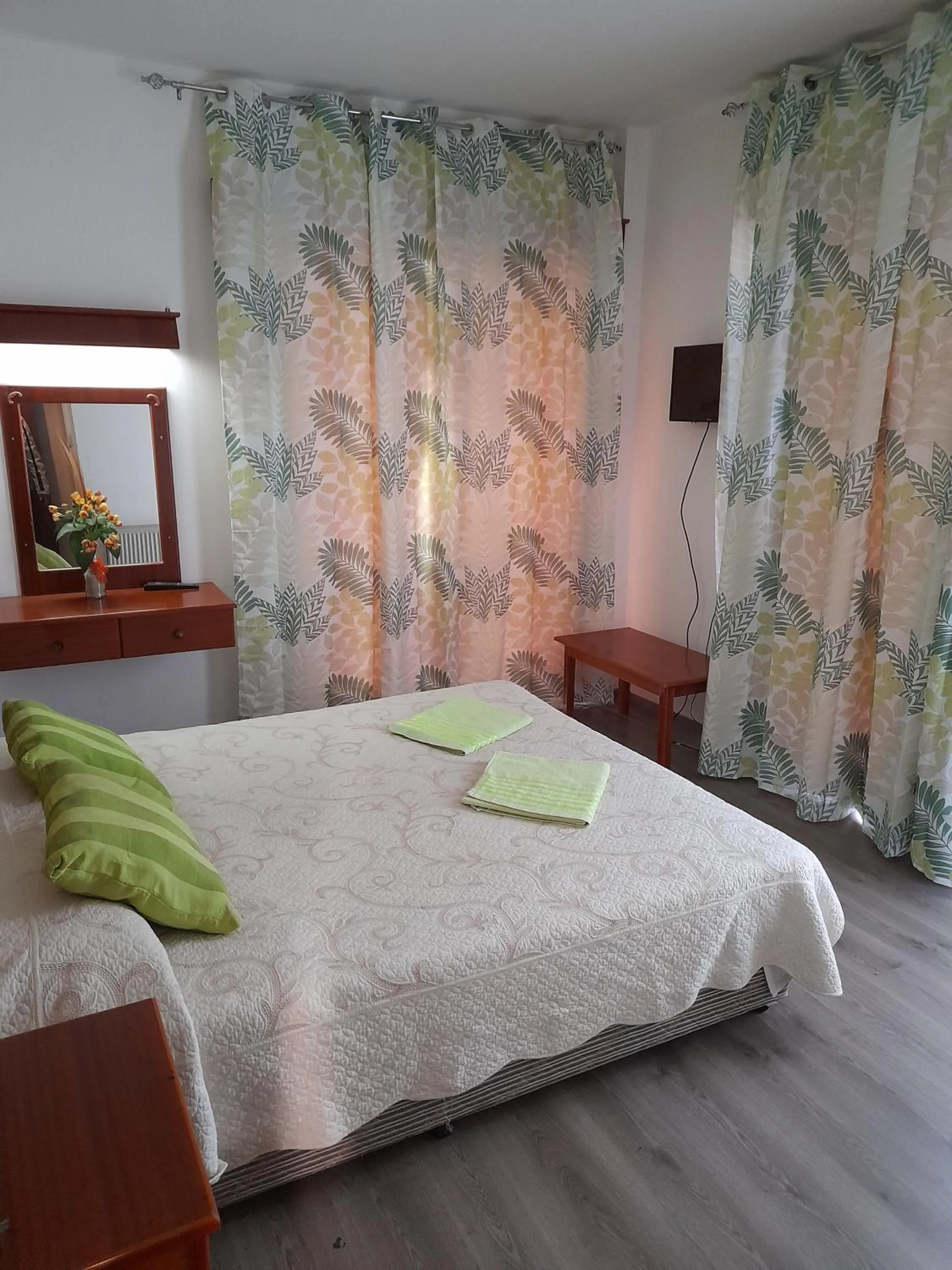 Bedroom, Bed in Onisillos Hotel